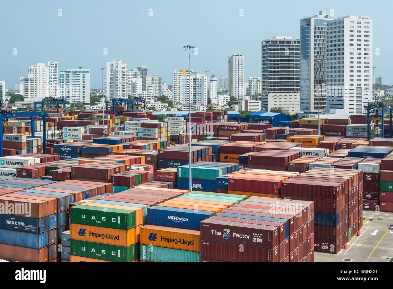 Cartagena, Kolumbien - 12. April 2024: Der Hafen ist eine lebendige Szene, mit Containern vor dem Hintergrund hoher Wohngebäude in C Stockfoto