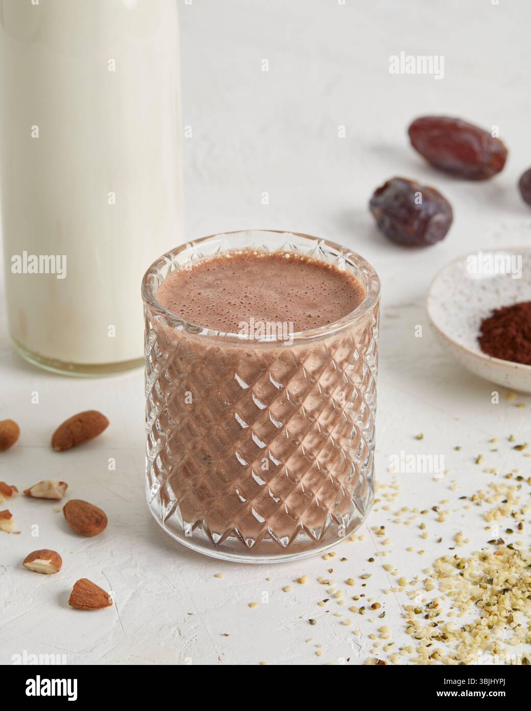 Smoothie mit Hanfsamen und Datteln im Glas – ein natürliches, pflanzliches Energy Drink für saubere Ernährung, gesundes Frühstück oder Ernährung nach dem Workout. Stockfoto
