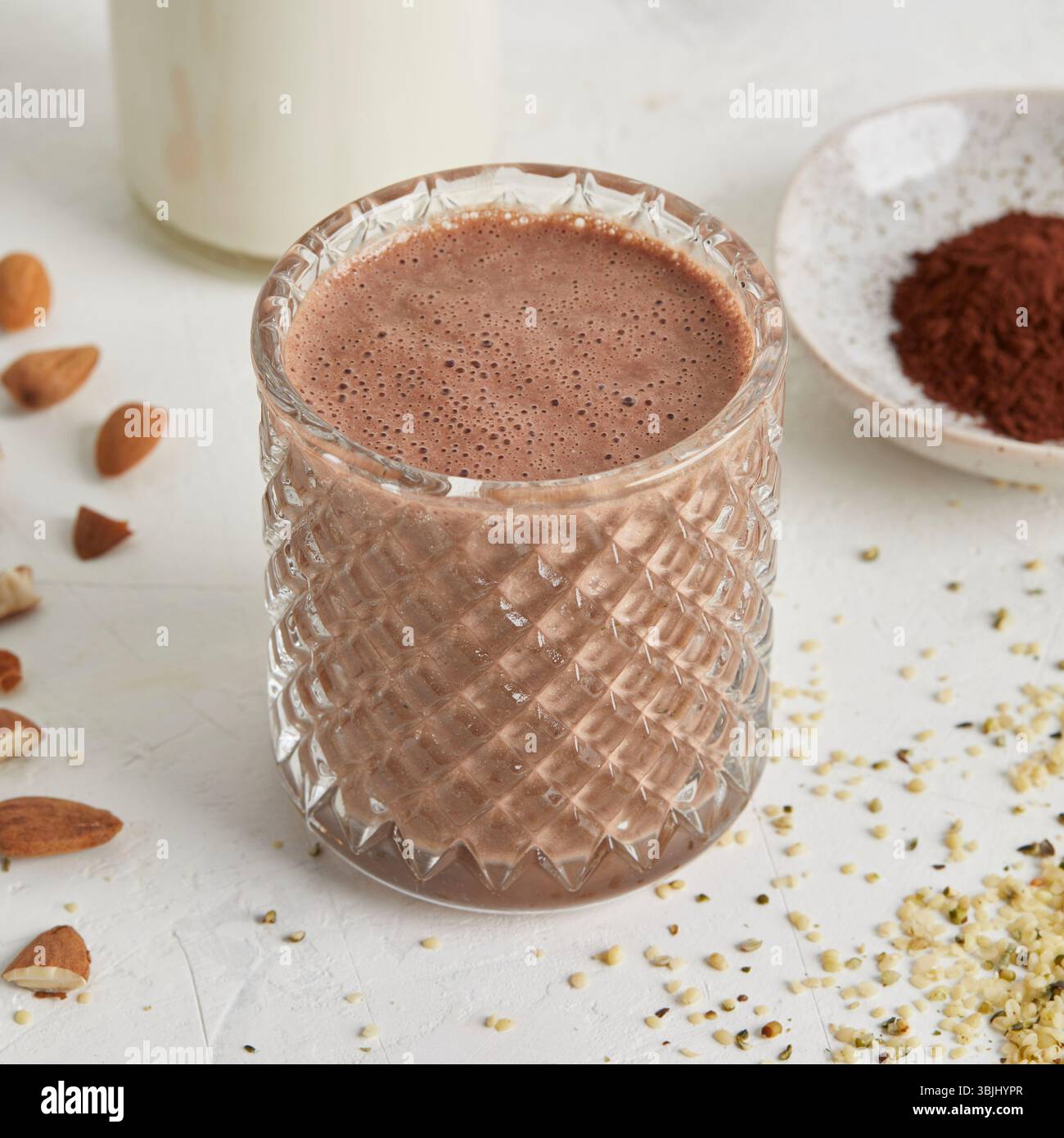 Smoothie mit Hanfsamen und Datteln im Glas – ein natürliches, pflanzliches Energy Drink für saubere Ernährung, gesundes Frühstück oder Ernährung nach dem Workout. Stockfoto