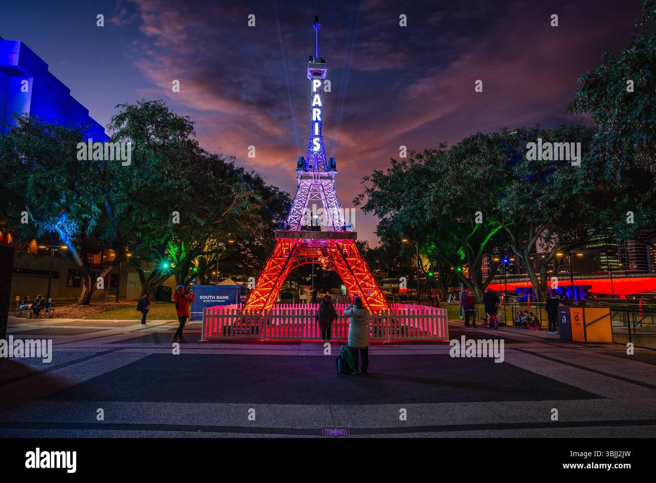 Brisbane, QLD, Australien - 14. Juni 2025: Der Eiffelturm in Brisbane Southbank Stockfoto