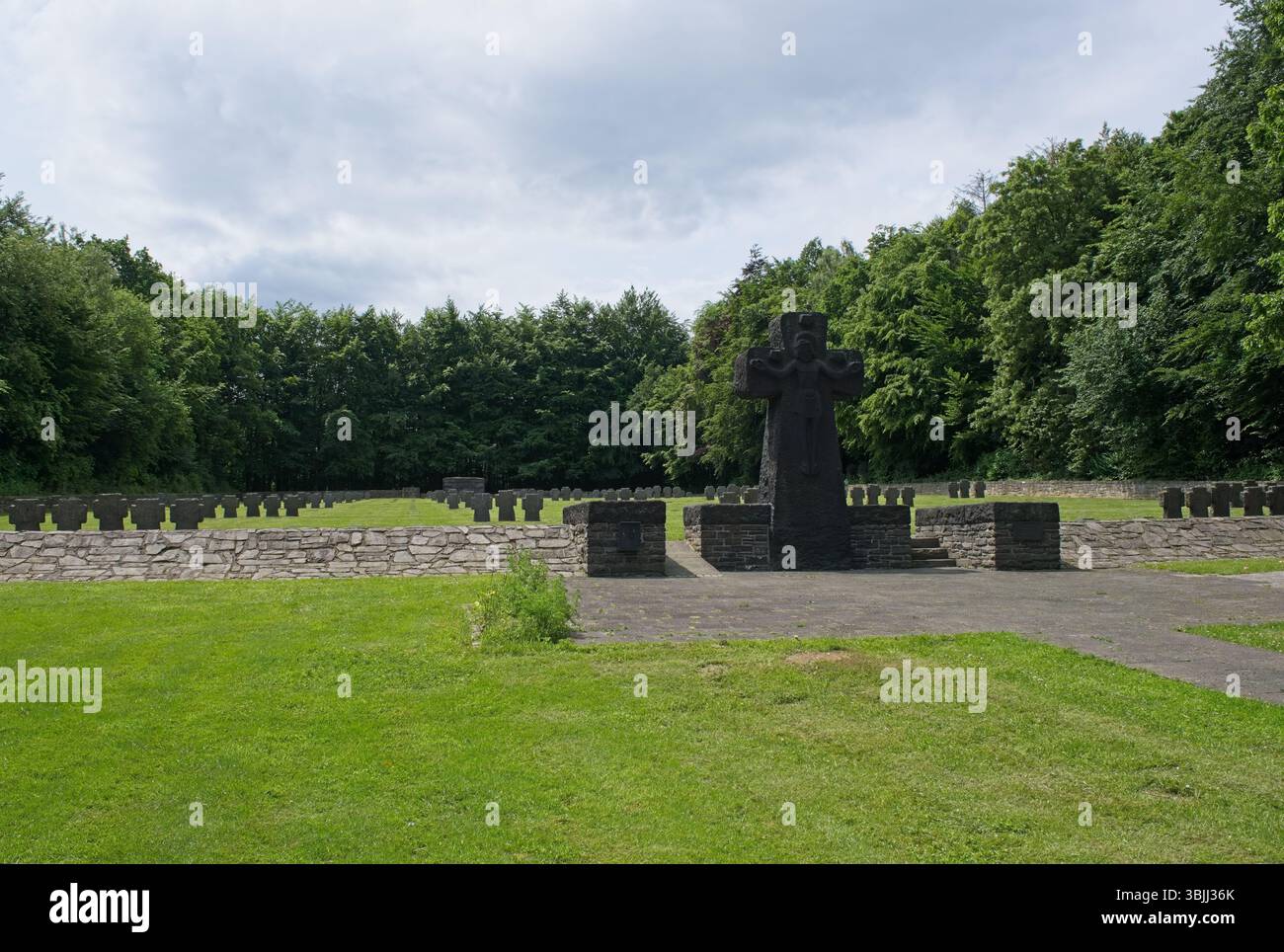 Hurtgenwald, Deutschland - 4. Juni 2025: Der Vossenack-Friedhof enthält 2347 deutsche Begräbnisse des Zweiten Weltkriegs. Eines der Gräber ist Fieldmarshall Walter Model Stockfoto