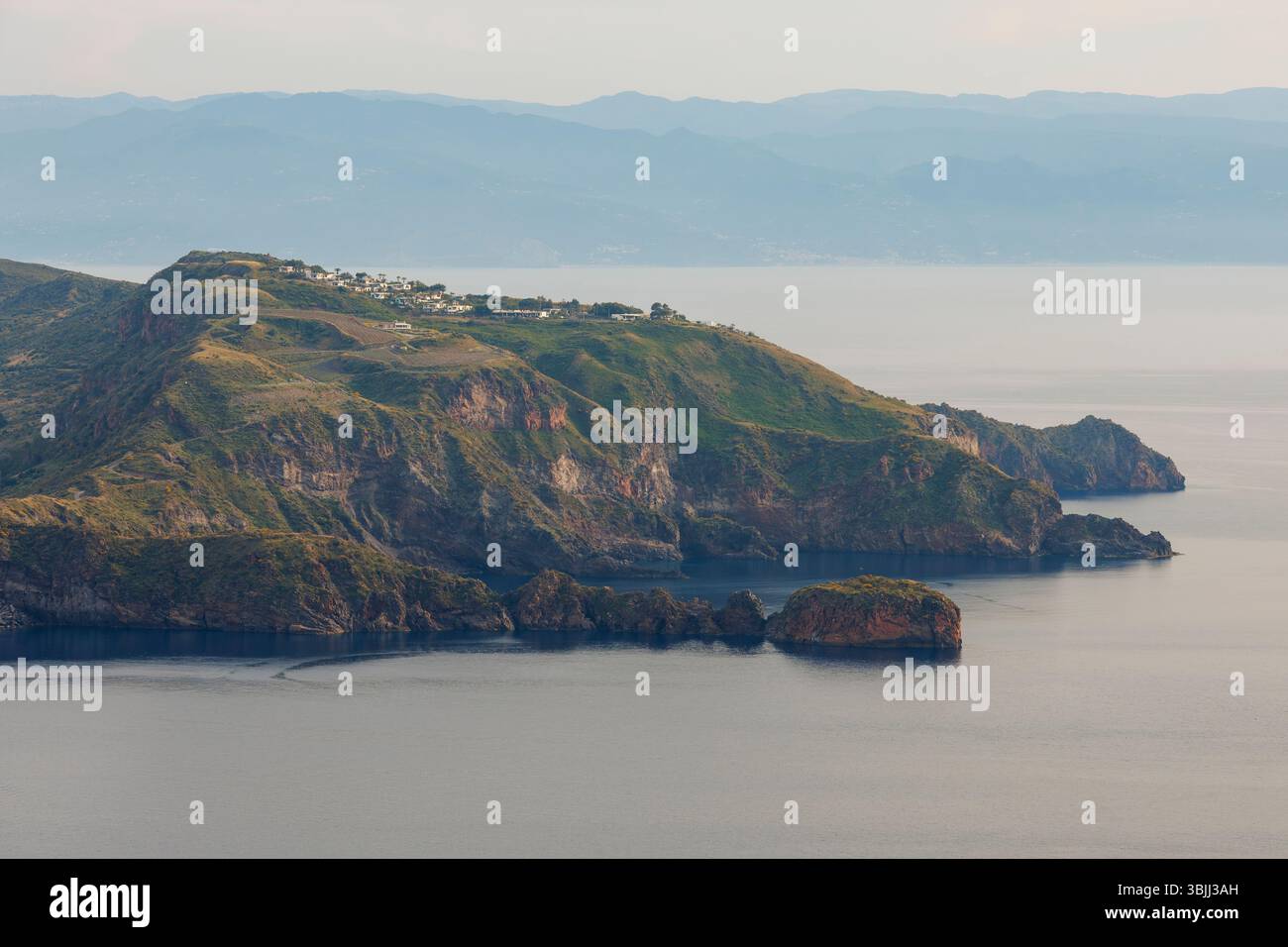 Fernsicht auf die Insel Vulcano, Äolische Inseln in Sizilien Stockfoto