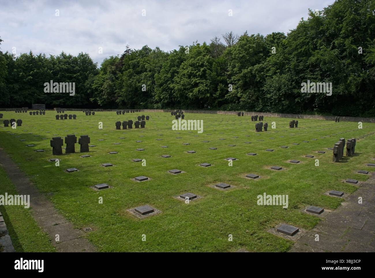 Hurtgenwald, Deutschland - 4. Juni 2025: Der Vossenack-Friedhof enthält 2347 deutsche Begräbnisse des Zweiten Weltkriegs. Eines der Gräber ist Fieldmarshall Walter Model Stockfoto