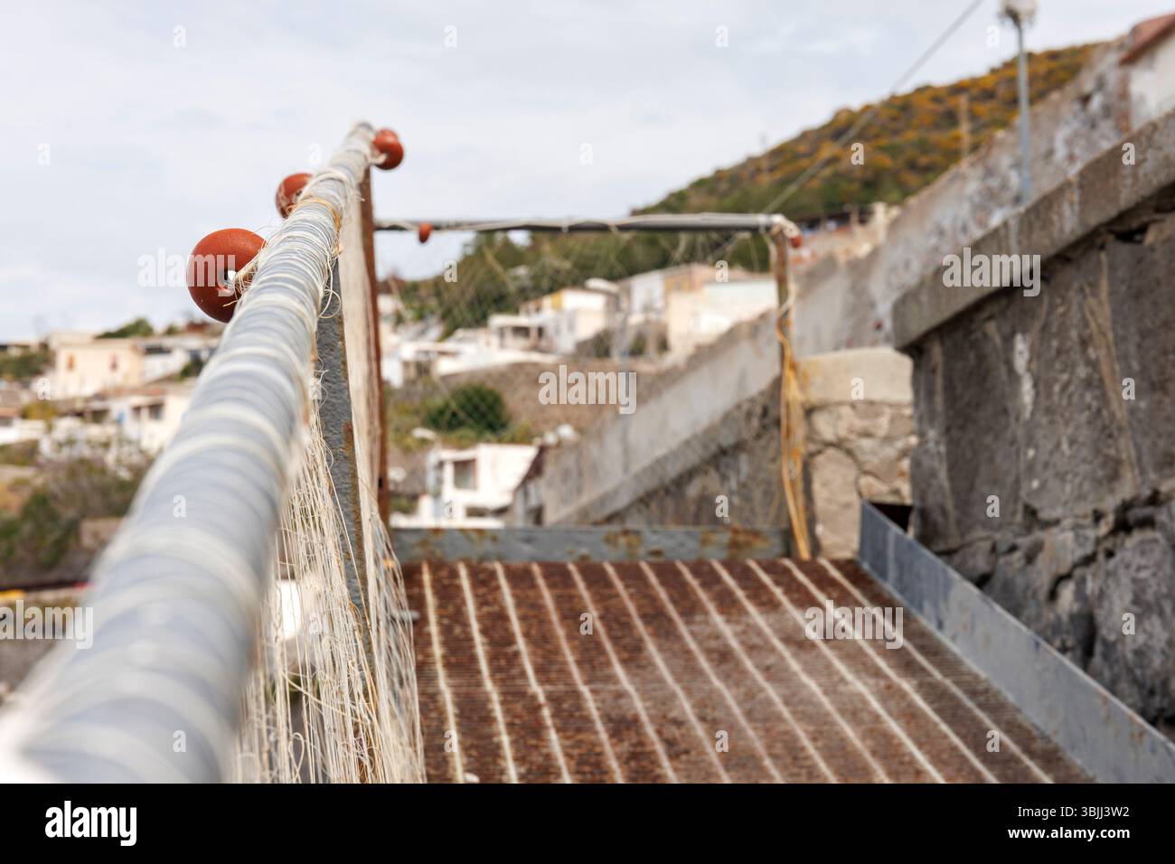 Blick auf eine Zufahrtsrampe für Rollstuhlfahrer am Acquacalda Beach, Lipari Island Stockfoto