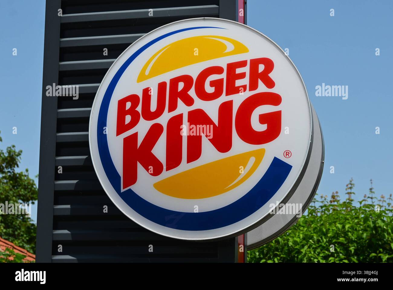 Burger King Fastfood - Restaurant. BurgerKing ist eine US-amerikanische Schnellrestaurantkette mit Sitz im Miami-Dade County, Florida, die als Systemgastronomie ein weltweites Restaurantnetz aufgebaut hat. Die rund 17800 Restaurants werden zu rund 90 Prozent von selbständigen Franchisepartnern geführt. Burger King gehört zusammen mit Tim Hortons und Popeyes Louisiana Kitchen zu Restaurant Brands International, die ihren Sitz im kanadischen Oakville hat *** Burger King Fast Food Restaurant BurgerKing ist eine amerikanische Fast Food Restaurantkette mit Sitz in Miami Dade County, Florida, die gebaut hat Stockfoto