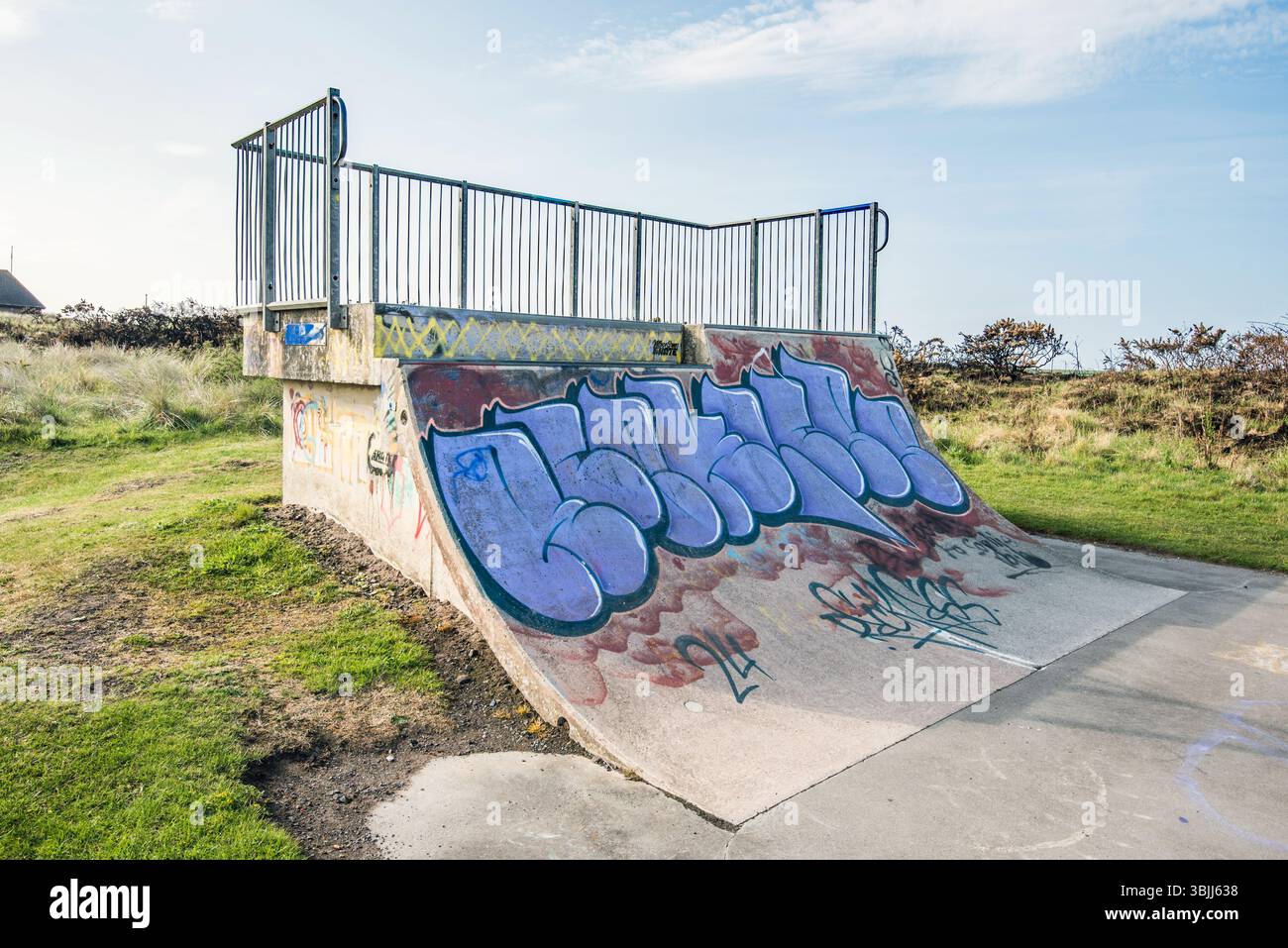 Kostenloser Ganzbeton-Skatepark in der Nähe der Küste. Der Park verfügt über ein „hin- und hergezogenes“ Layout mit einer Viertelpfeife und einem flachen Ban, das sich zueinander zeigt. Stockfoto Kostenloser Ganzbeton-Skatepark in der Nähe der Küste. Der Park verfügt über ein „hin- und hergezogenes“ Layout mit einer Viertelpfeife und einem flachen Ban, das sich zueinander zeigt. Stockfoto