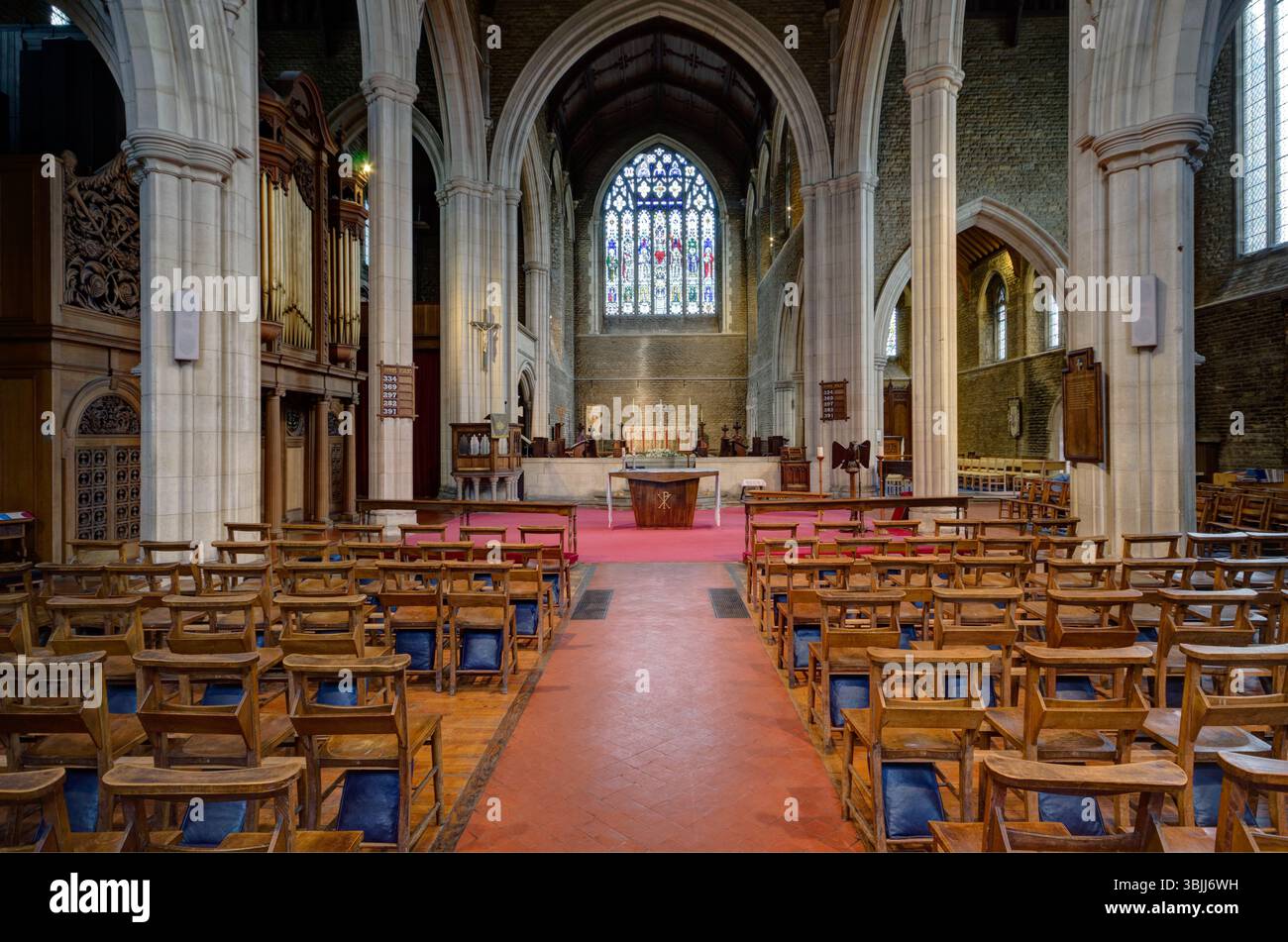 Das Innere der Christchurch Church, Northampton, Großbritannien; stammt aus dem Jahr 1904, wurde aber im Stil des 14. Jahrhunderts vom lokalen Architekten Matthew Holding erbaut Stockfoto