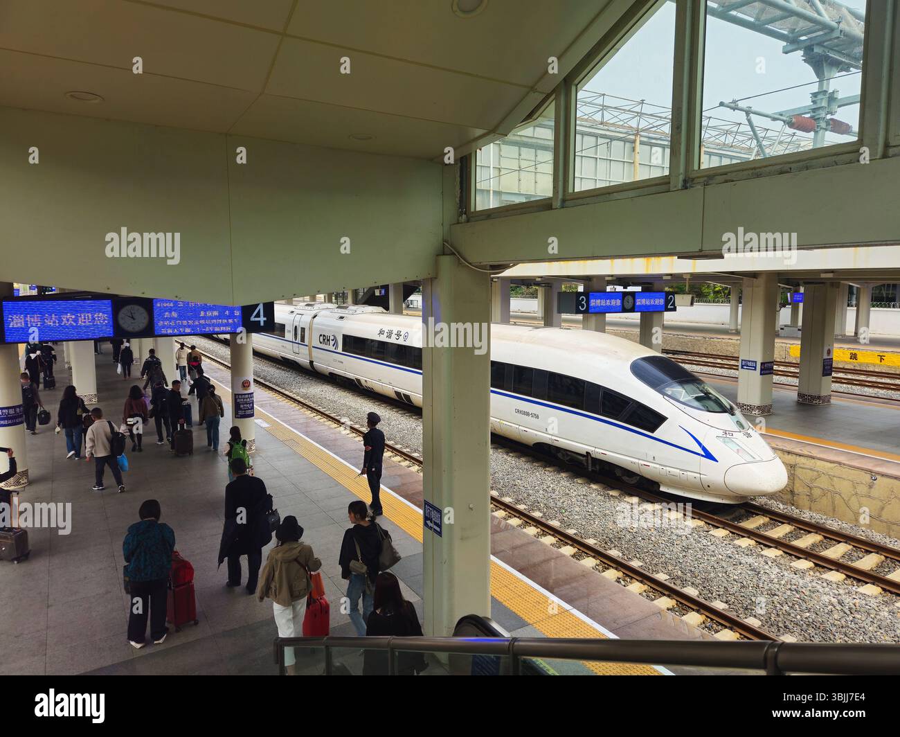 Bahnsteig Shandong Zibo, Hochgeschwindigkeitszug CRH und Passagiere, die an Bord warten Stockfoto