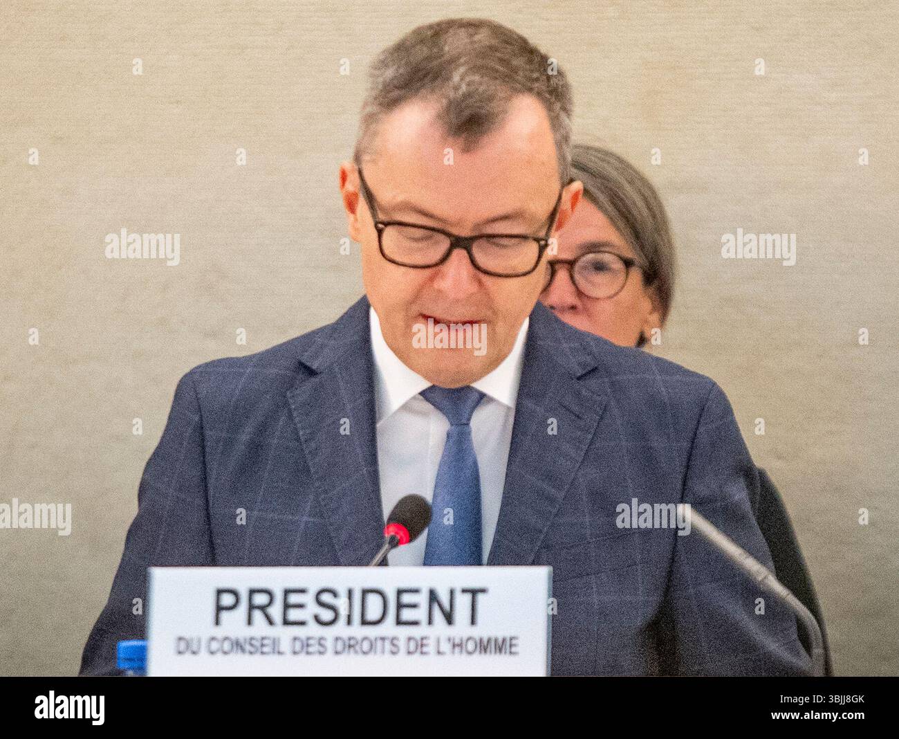 Juni 2025, Genf, Genf, Schweiz: Genf Schweiz, 16.06.2025: Jurg Lauber, Schweizer Diplomat und Präsident des UN-Menschenrechtsrates, erläutert die Konferenz und ihre Ziele. Während der 59. Sitzung des Menschenrechtsrats. Pressekonferenz über die 59. Tagung des Menschenrechtsrats über die Menschenrechte im Gazastreifen mit Unterstützung des OHCHR (Büro des Hohen Kommissars der Vereinten Nationen für Menschenrechte) und DER WHO (Weltgesundheitsversammlung) und fand bei den Vereinten Nationen in Genf statt. (Kreditbild: © Eric Dubost/ZUMA Press Wire) EDITORIAL USAG Stockfoto