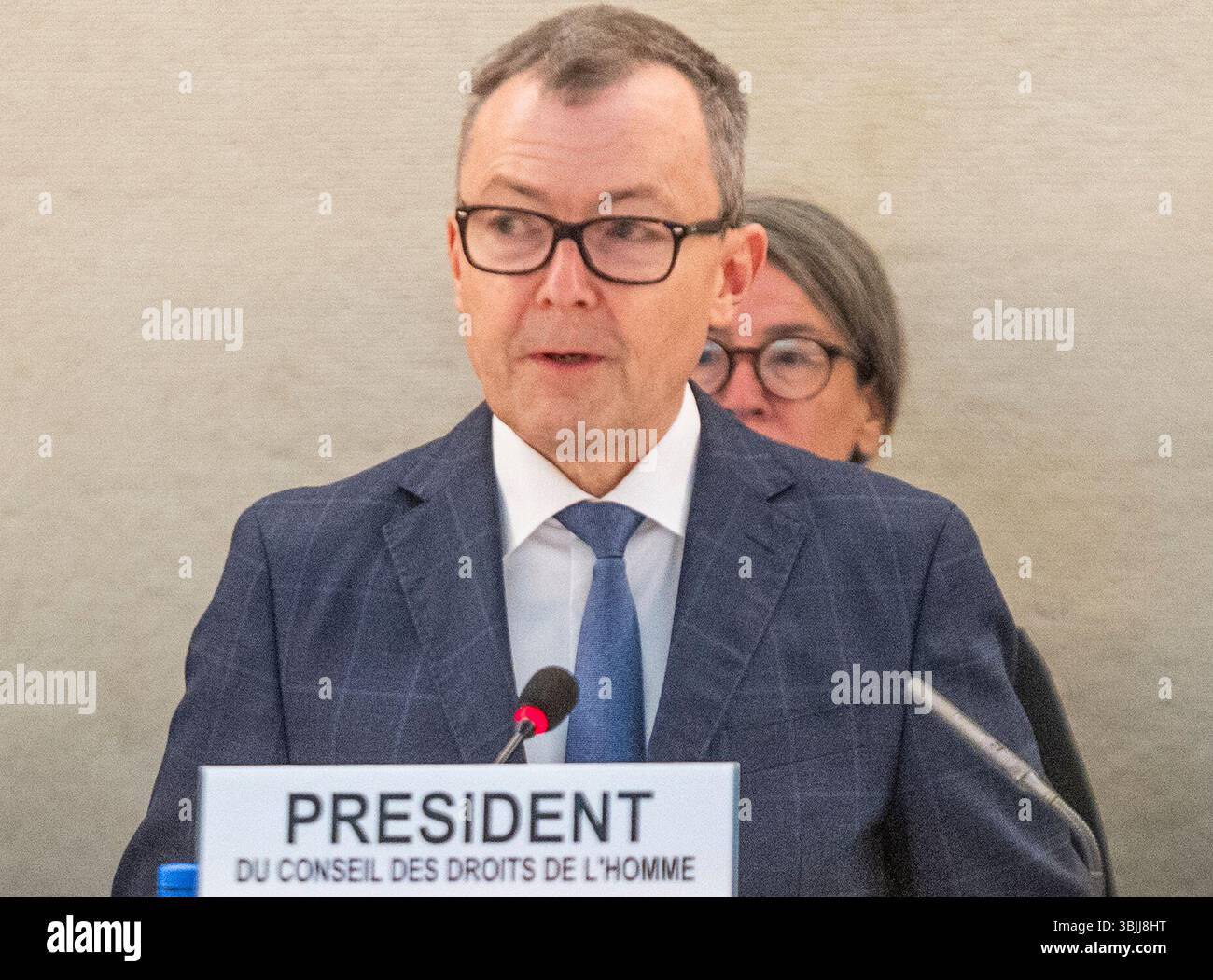 Juni 2025, Genf, Genf, Schweiz: Genf Schweiz, 16.06.2025: Jurg Lauber, Schweizer Diplomat und Präsident des UN-Menschenrechtsrates, erläutert die Konferenz und ihre Ziele. Während der 59. Sitzung des Menschenrechtsrats. Pressekonferenz über die 59. Tagung des Menschenrechtsrats über die Menschenrechte im Gazastreifen mit Unterstützung des OHCHR (Büro des Hohen Kommissars der Vereinten Nationen für Menschenrechte) und DER WHO (Weltgesundheitsversammlung) und fand bei den Vereinten Nationen in Genf statt. (Kreditbild: © Eric Dubost/ZUMA Press Wire) EDITORIAL USAG Stockfoto