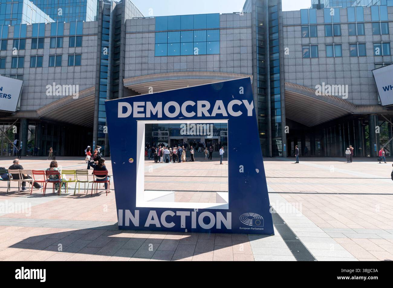 Brüssel Belgien 11. Juni 2025 Europäische Institutionen im Europäischen Viertel. Gebäude des Europäischen Parlaments. Selfie-Würfel für das parlament Demokratie in Aktion Europa, Union, EU Stockfoto