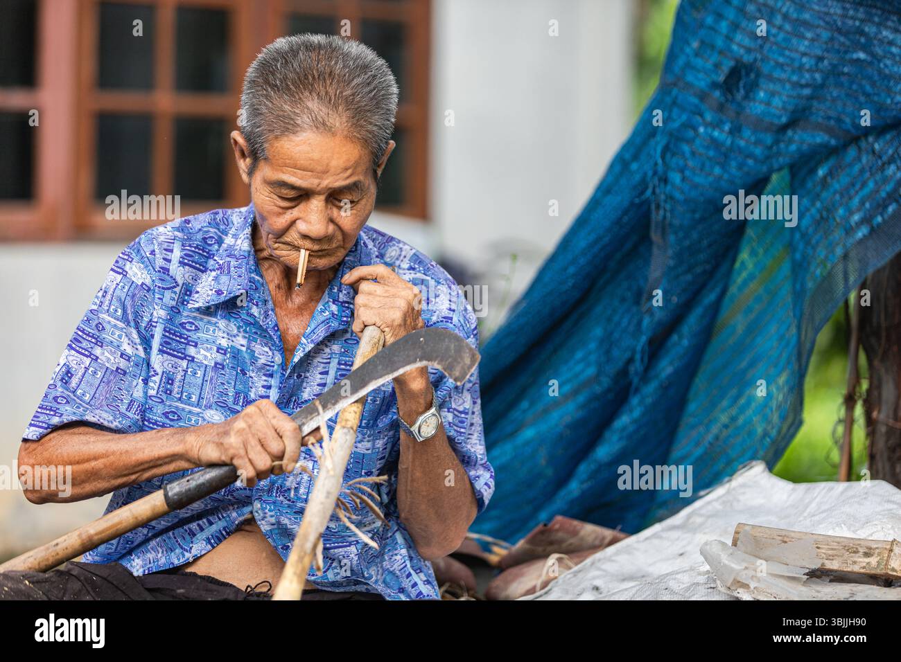 Thailändischer Handwerker, der Kokosnuss-Ginster handwerklich herstellt Stockfoto