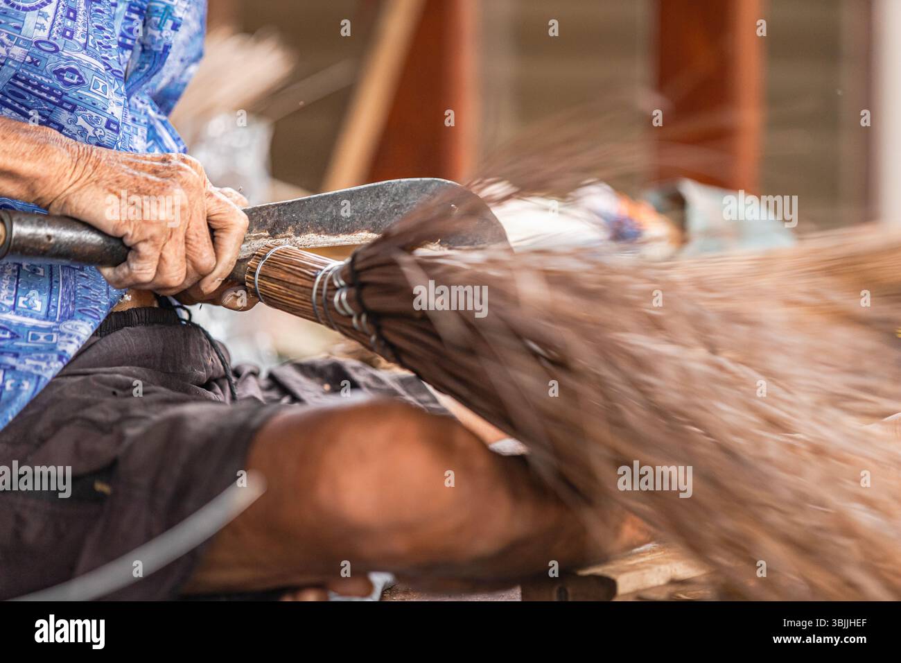 Hände von handwerklichem flauschigen traditionellen thailändischen Besen Stockfoto