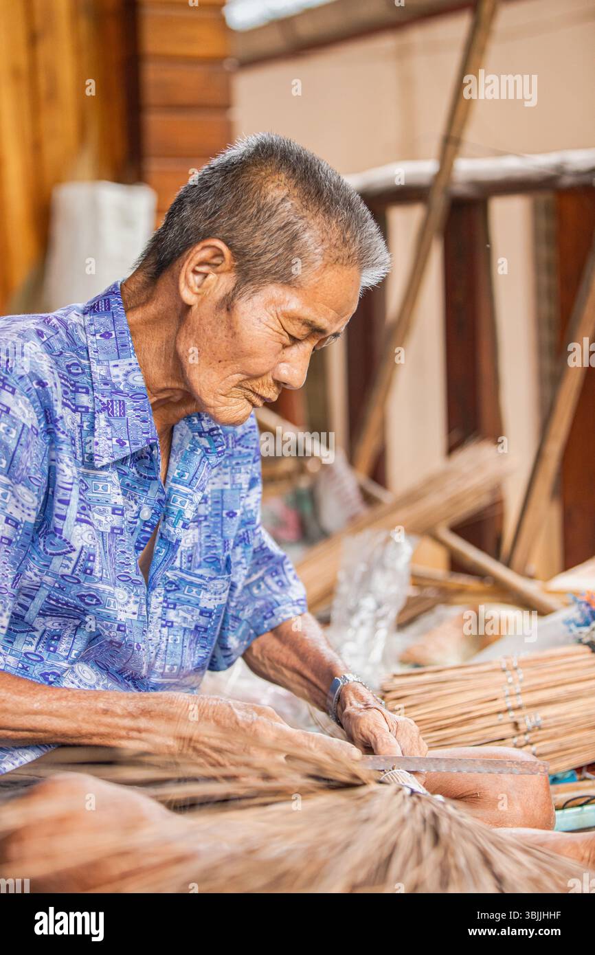 Ein handgefertigter thailändischer Besen ist der letzte Schliff Stockfoto
