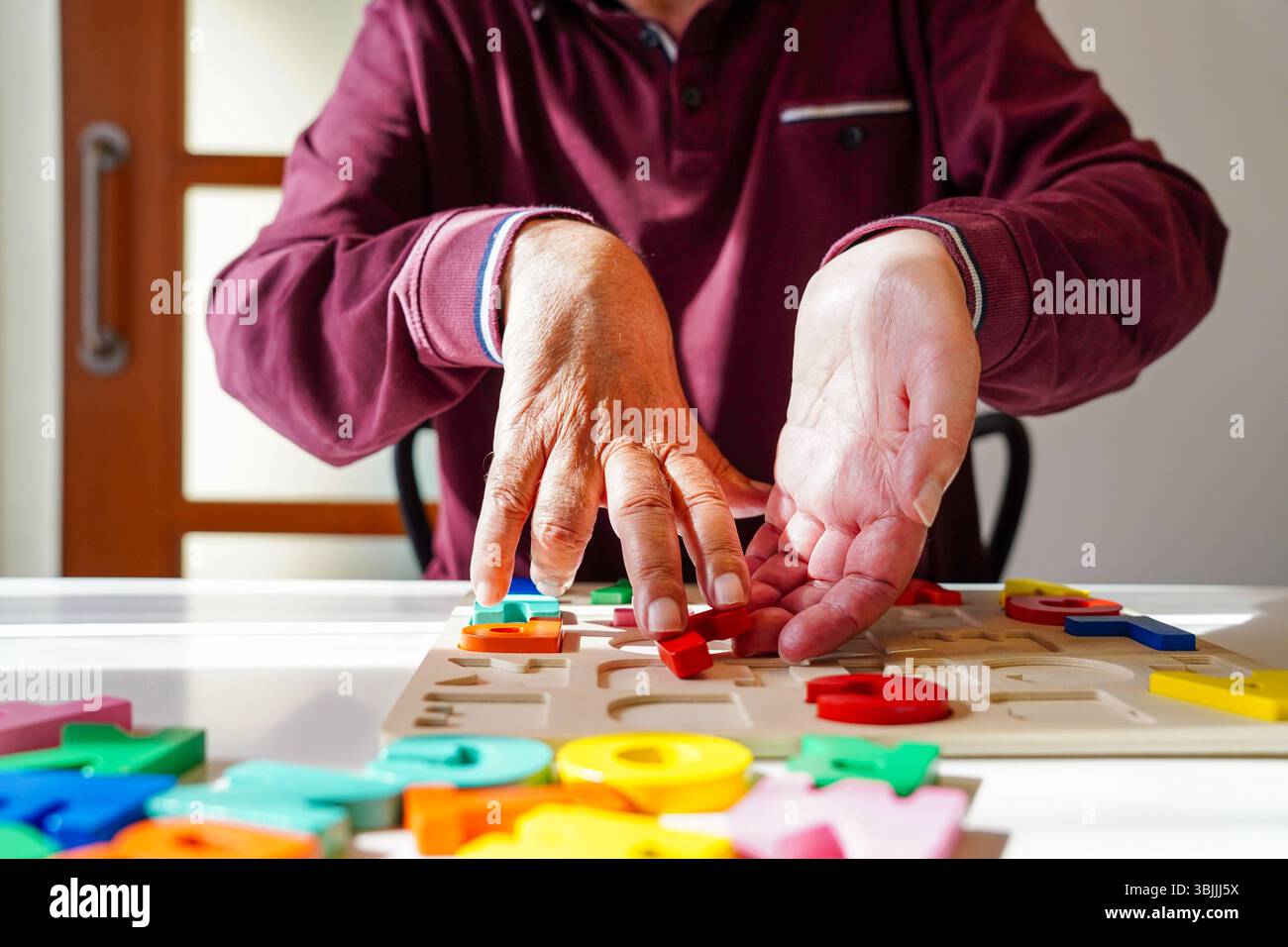 Als-Person, die an Gedächtnis- und Koordinationsfähigkeiten arbeitet Stockfoto