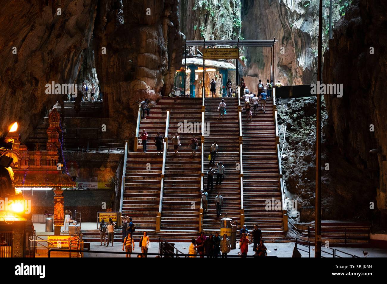 Besucher steigen Treppen in einen großen Höhlentempel, Batu Caves, hinauf Stockfoto