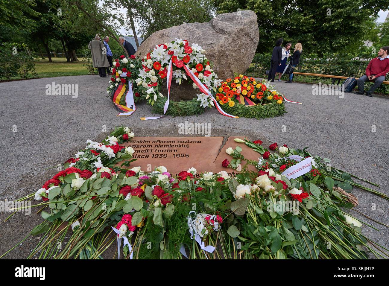 Im Berliner Regierungsviertel ist am Montag 16.06.2025 ein temporaerer Gedenkort für die Opfer der deutschen Besatzung Polens im Zweiten Weltkrieg eingeweiht worden. Das aus einem 30 Tonnen schweren Findling und einem Wildapfelbaum bestehende Gedenkzeichen gegenueber der Reichstagswiese befindet sich auf dem Gelaende der ehemaligen Kroll-Oper, in der Adolf Hitler am 1. September 1939 den Ueberfall Deutschlands auf Polen verkuendet hatte. Gewidmet ist das Denkmal in deutscher, polnischer und englischer Sprache den polnischen Opfern des Nationalsozialismus und den Opfern der deutschen Gewalther Stockfoto