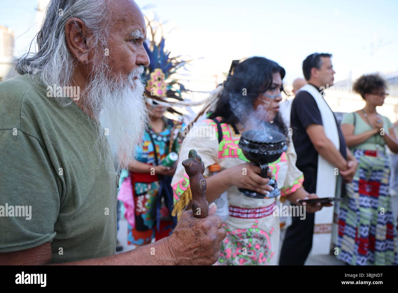 15. Juni 2025, Los Angeles, CA, USA: Summer of Resistance Coalition hat am dritten Tag der 30-tägigen Aktion unter der Leitung von CLUE: Clergy and Laity United for Economic Justice Vatertagskarten für inhaftierte Migranten im Fed Building in LA erstellt und geliefert. Sie befinden sich unter einem Zelt in der historischen Placita Olvera Downtown Los Angeles. Mit SEIU 721, Coalition for Humane Immigrant Rights Central American Resource Center (CARECEN-LA), dem Heart Department und weiteren Partnern. Die interreligiösen Führer von Indies hielten eine heilige und feierliche Prozession zum Fatherâ-Tag in den Bundesgebäuden und dem Haftanstalt in Downtown LA, an ab Stockfoto