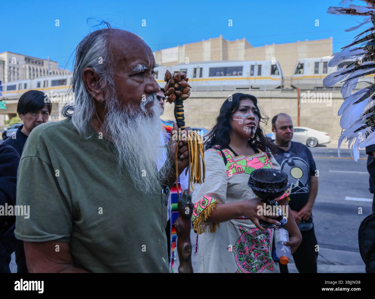 15. Juni 2025, Los Angeles, CA, USA: Summer of Resistance Coalition hat am dritten Tag der 30-tägigen Aktion unter der Leitung von CLUE: Clergy and Laity United for Economic Justice Vatertagskarten für inhaftierte Migranten im Fed Building in LA erstellt und geliefert. Sie befinden sich unter einem Zelt in der historischen Placita Olvera Downtown Los Angeles. Mit SEIU 721, Coalition for Humane Immigrant Rights Central American Resource Center (CARECEN-LA), dem Heart Department und weiteren Partnern. Die interreligiösen Führer von Indies hielten eine heilige und feierliche Prozession zum Fatherâ-Tag in den Bundesgebäuden und dem Haftanstalt in Downtown LA, an ab Stockfoto