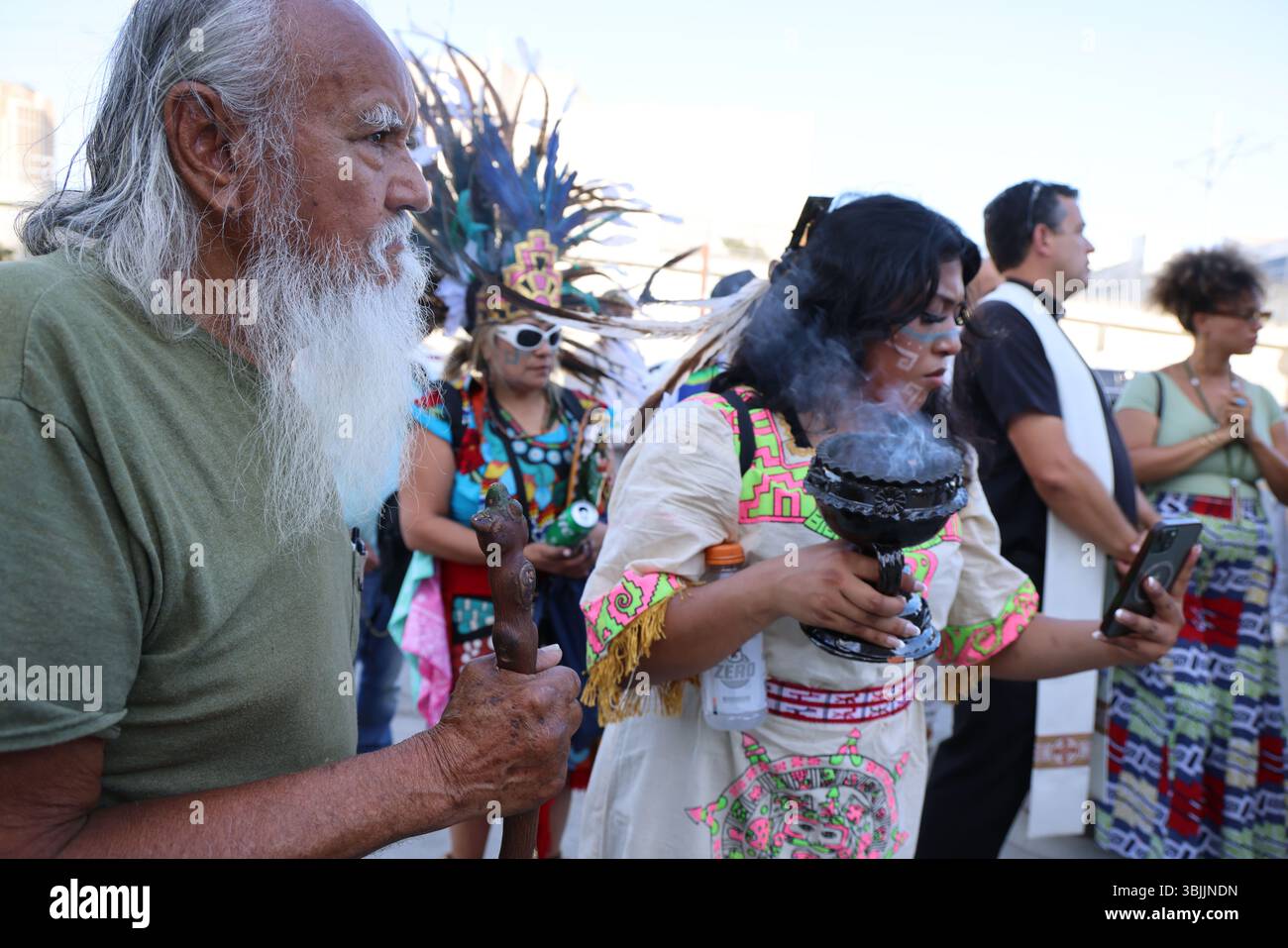 15. Juni 2025, Los Angeles, CA, USA: Summer of Resistance Coalition hat am dritten Tag der 30-tägigen Aktion unter der Leitung von CLUE: Clergy and Laity United for Economic Justice Vatertagskarten für inhaftierte Migranten im Fed Building in LA erstellt und geliefert. Sie befinden sich unter einem Zelt in der historischen Placita Olvera Downtown Los Angeles. Mit SEIU 721, Coalition for Humane Immigrant Rights Central American Resource Center (CARECEN-LA), dem Heart Department und weiteren Partnern. Die interreligiösen Führer von Indies hielten eine heilige und feierliche Prozession zum Fatherâ-Tag in den Bundesgebäuden und dem Haftanstalt in Downtown LA, an ab Stockfoto