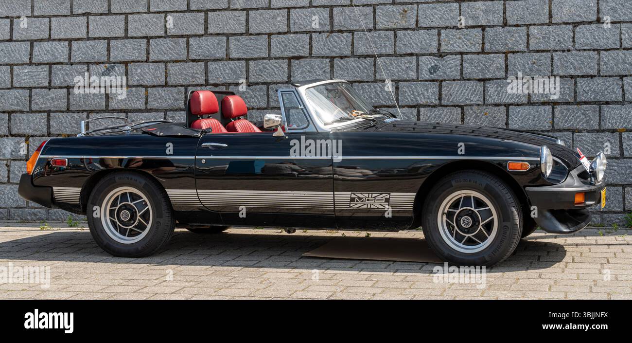 Lelystad, Niederlande, 15.06.2025, klassischer britischer zweitüriger Sportwagen MG MGB Tourer US ab 1980 beim National Oldtimer Day Stockfoto