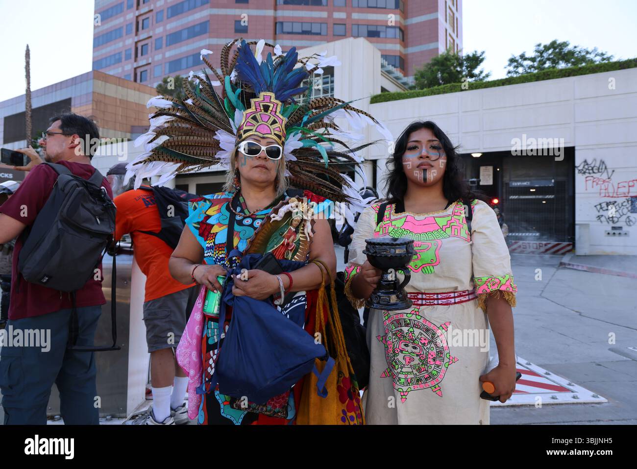 15. Juni 2025, Los Angeles, CA, USA: Summer of Resistance Coalition hat am dritten Tag der 30-tägigen Aktion unter der Leitung von CLUE: Clergy and Laity United for Economic Justice Vatertagskarten für inhaftierte Migranten im Fed Building in LA erstellt und geliefert. Sie befinden sich unter einem Zelt in der historischen Placita Olvera Downtown Los Angeles. Mit SEIU 721, Coalition for Humane Immigrant Rights Central American Resource Center (CARECEN-LA), dem Heart Department und weiteren Partnern. Anführer interreligiöser Anführer hielten eine heilige und feierliche Prozession zum Vatertag im Federal Buildings and Interention Center in Downtown LA, an ab Stockfoto