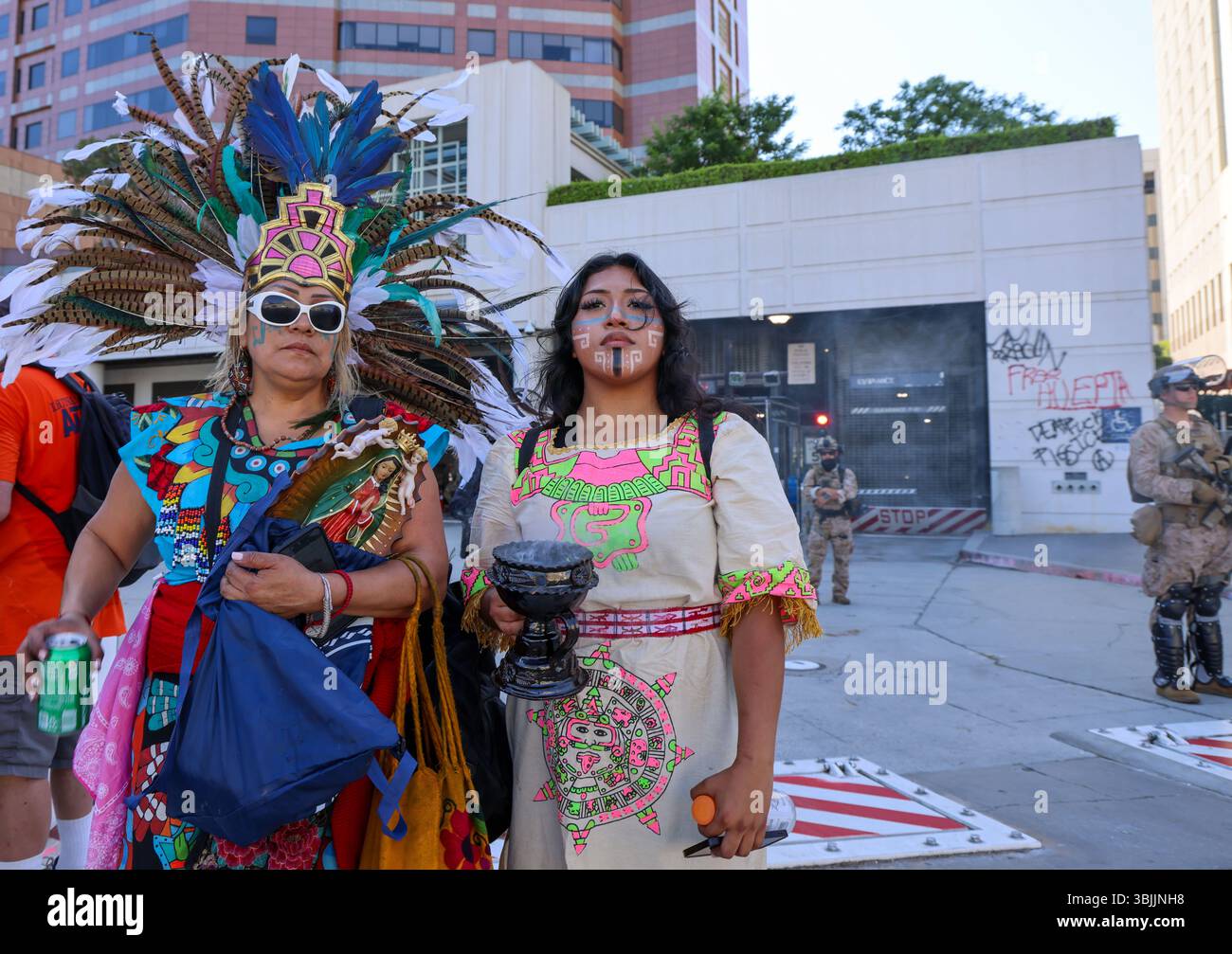 15. Juni 2025, Los Angeles, CA, USA: Summer of Resistance Coalition hat am dritten Tag der 30-tägigen Aktion unter der Leitung von CLUE: Clergy and Laity United for Economic Justice Vatertagskarten für inhaftierte Migranten im Fed Building in LA erstellt und geliefert. Sie befinden sich unter einem Zelt in der historischen Placita Olvera Downtown Los Angeles. Mit SEIU 721, Coalition for Humane Immigrant Rights Central American Resource Center (CARECEN-LA), dem Heart Department und weiteren Partnern. Anführer interreligiöser Anführer hielten eine heilige und feierliche Prozession zum Vatertag im Federal Buildings and Interention Center in Downtown LA, an ab Stockfoto