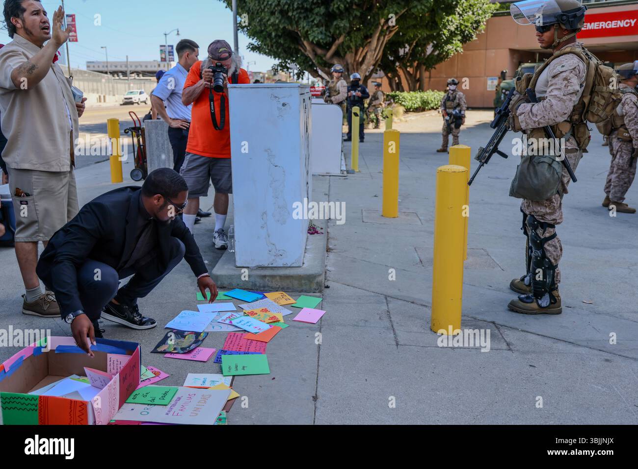 15. Juni 2025, Los Angeles, CA, USA: Pastor Eddie Anderson, McCarty Memorial Christian Church, sieht sich die Briefe für Häftlinge an, die er zusammen mit der Summer of Resistance Coalition übergab, die die Vatertagskarten für eingewanderte Häftlinge im Fed Building in LA am 3. Tag der 30-tägigen Aktion unter der Leitung von CLUE: Clergy and Laity United for Economic Justice machte. Sie befinden sich unter einem Zelt in der historischen Placita Olvera Downtown Los Angeles. Mit SEIU 721, Coalition for Humane Immigrant Rights Central American Resource Center (CARECEN-LA), dem Heart Department und weiteren Partnern. Hinweise auf interreligiöse Führer Stockfoto