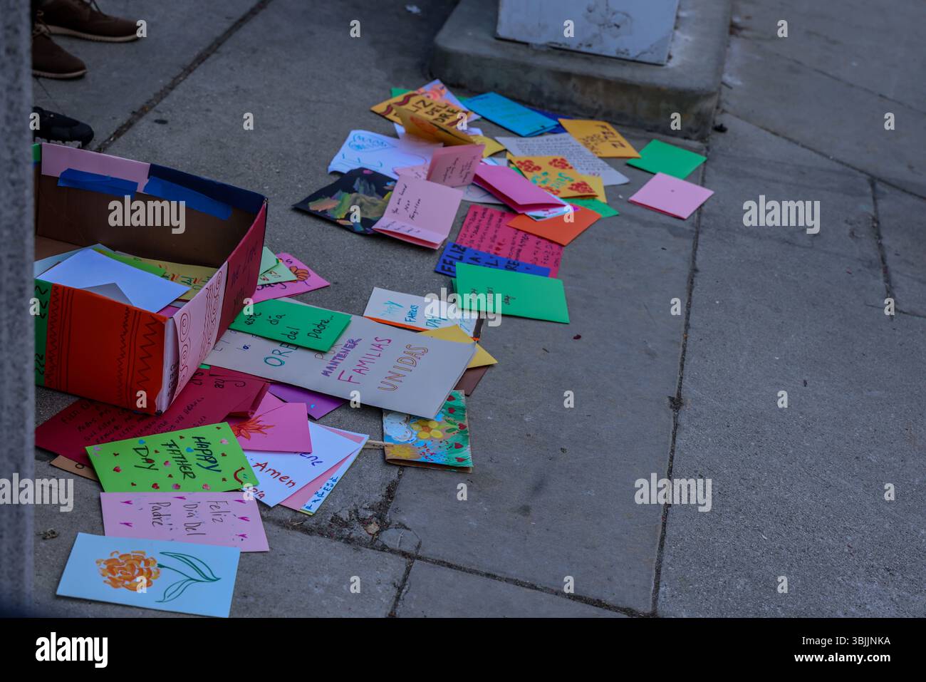 15. Juni 2025, Los Angeles, CA, USA: Summer of Resistance Coalition hat am dritten Tag der 30-tägigen Aktion unter der Leitung von CLUE: Clergy and Laity United for Economic Justice Vatertagskarten für inhaftierte Migranten im Fed Building in LA erstellt und geliefert. Sie befinden sich unter einem Zelt in der historischen Placita Olvera Downtown Los Angeles. Mit SEIU 721, Coalition for Humane Immigrant Rights Central American Resource Center (CARECEN-LA), dem Heart Department und weiteren Partnern. Anführer interreligiöser Anführer hielten eine heilige und feierliche Prozession zum Vatertag im Federal Buildings and Interention Center in Downtown LA, an ab Stockfoto