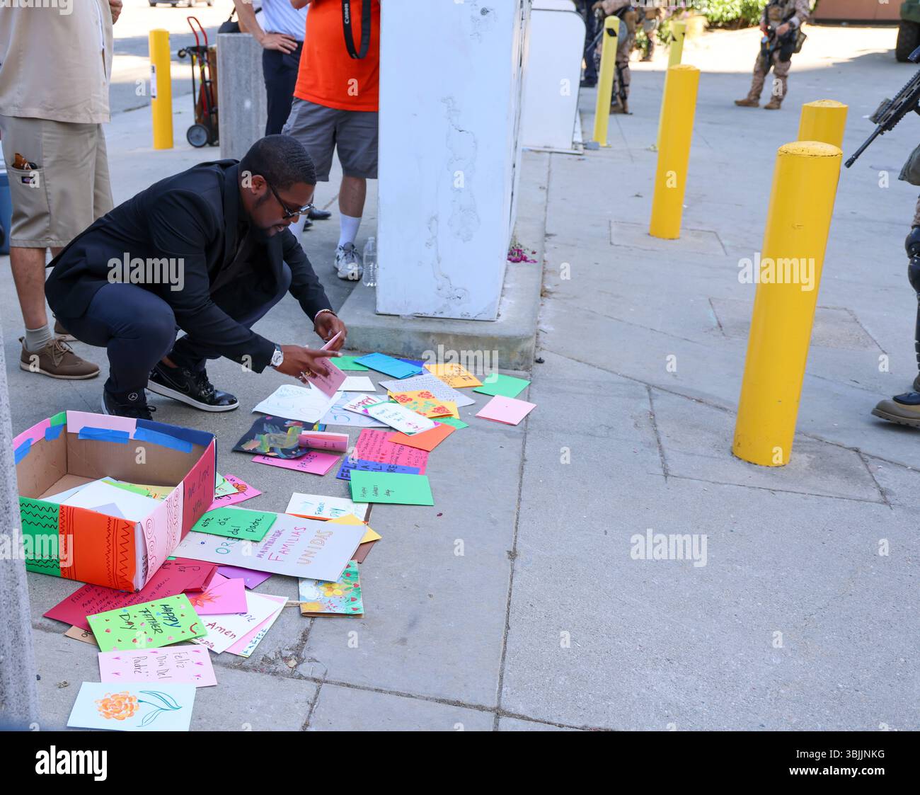 15. Juni 2025, Los Angeles, CA, USA: Summer of Resistance Coalition hat am dritten Tag der 30-tägigen Aktion unter der Leitung von CLUE: Clergy and Laity United for Economic Justice Vatertagskarten für inhaftierte Migranten im Fed Building in LA erstellt und geliefert. Sie befinden sich unter einem Zelt in der historischen Placita Olvera Downtown Los Angeles. Mit SEIU 721, Coalition for Humane Immigrant Rights Central American Resource Center (CARECEN-LA), dem Heart Department und weiteren Partnern. Anführer interreligiöser Anführer hielten eine heilige und feierliche Prozession zum Vatertag im Federal Buildings and Interention Center in Downtown LA, an ab Stockfoto