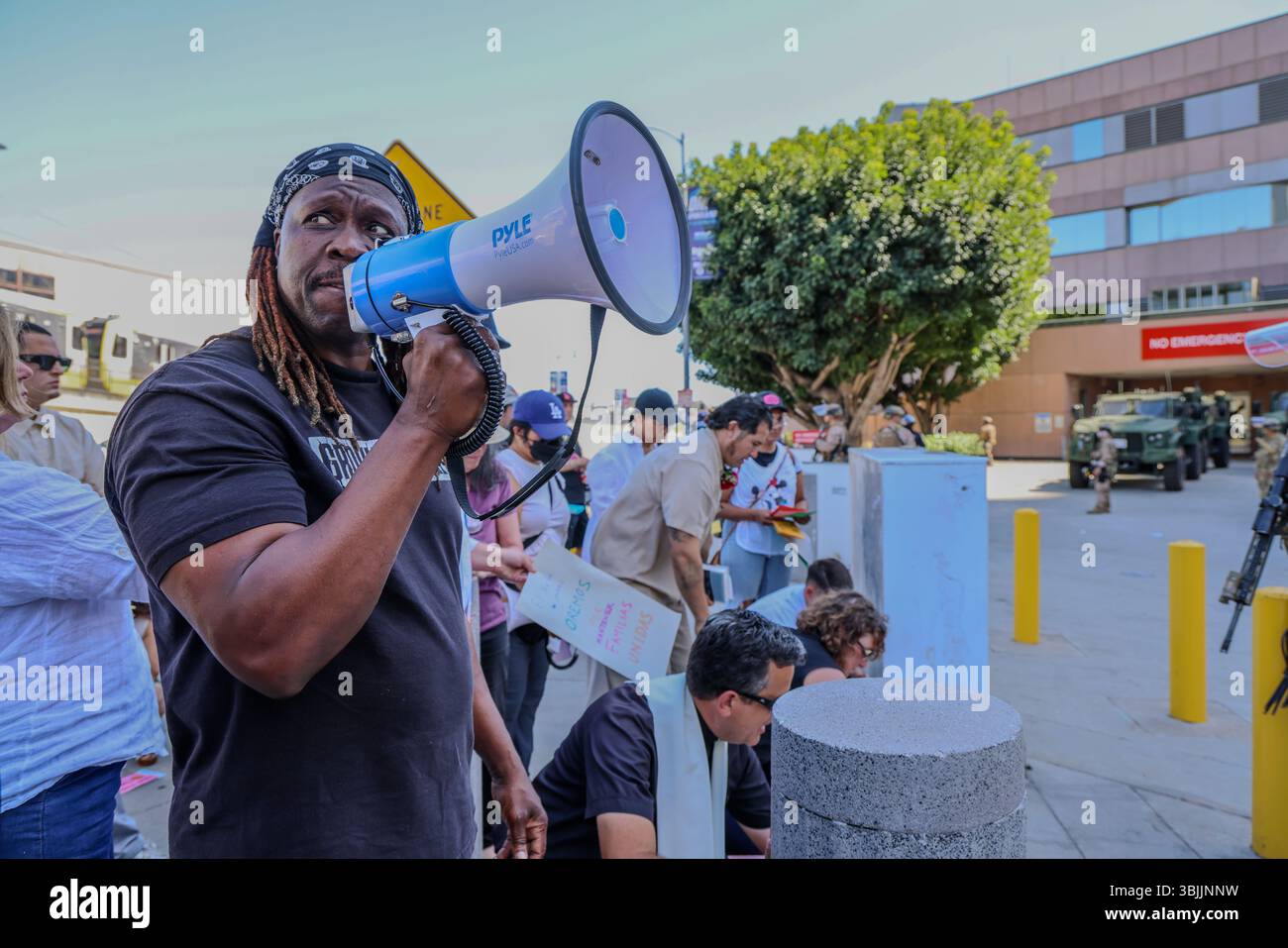 Los Angeles, CA, USA. Juni 2025. Guillermo Torres, Clergy & Laity United for Economic Justice (CLUE) ist Teil der Summer of Resistance Coalition, die Vatertagskarten für eingewanderte Häftlinge im Fed Building in LA am 3. Tag der 30-tägigen Aktion unter der Leitung von CLUE: Clergy und Laity United for Economic Justice erstellte und lieferte. Anführer interreligiöser Anführer von Indies hielten eine heilige Vatertag-Prozession in den Federal Buildings and Interention Center in Downtown LA ab und überreichten Vatertag-Karten an die Marines in der Hoffnung, dass sie sie an die Gefangenen im Gebäude hinter ihnen weitergeben. Aber das Ma Stockfoto