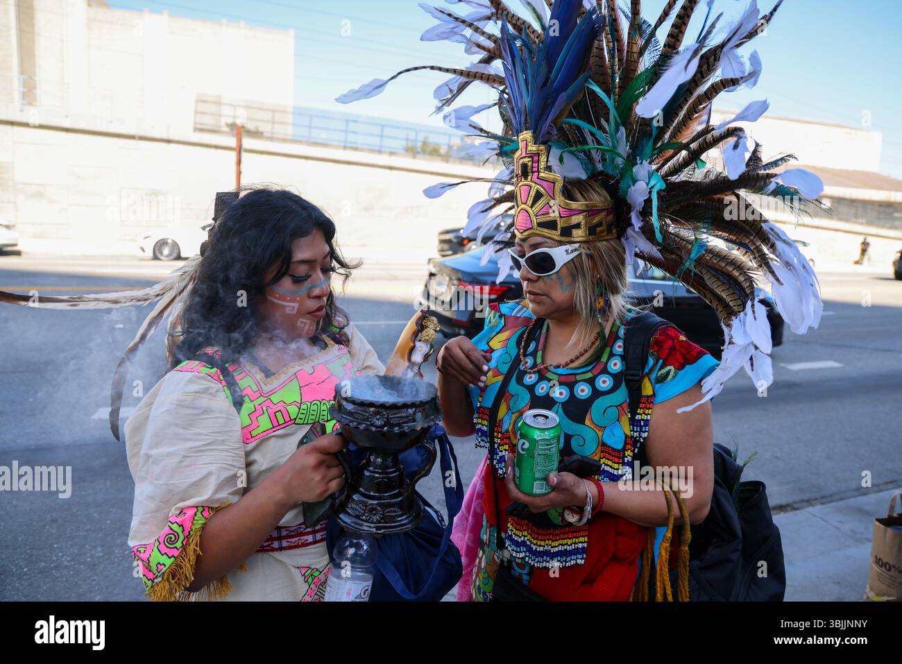 15. Juni 2025, Los Angeles, CA, USA: Summer of Resistance Coalition hat am dritten Tag der 30-tägigen Aktion unter der Leitung von CLUE: Clergy and Laity United for Economic Justice Vatertagskarten für inhaftierte Migranten im Fed Building in LA erstellt und geliefert. Sie befinden sich unter einem Zelt in der historischen Placita Olvera Downtown Los Angeles. Mit SEIU 721, Coalition for Humane Immigrant Rights Central American Resource Center (CARECEN-LA), dem Heart Department und weiteren Partnern. Anführer interreligiöser Anführer hielten eine heilige und feierliche Prozession zum Vatertag im Federal Buildings and Interention Center in Downtown LA, an ab Stockfoto