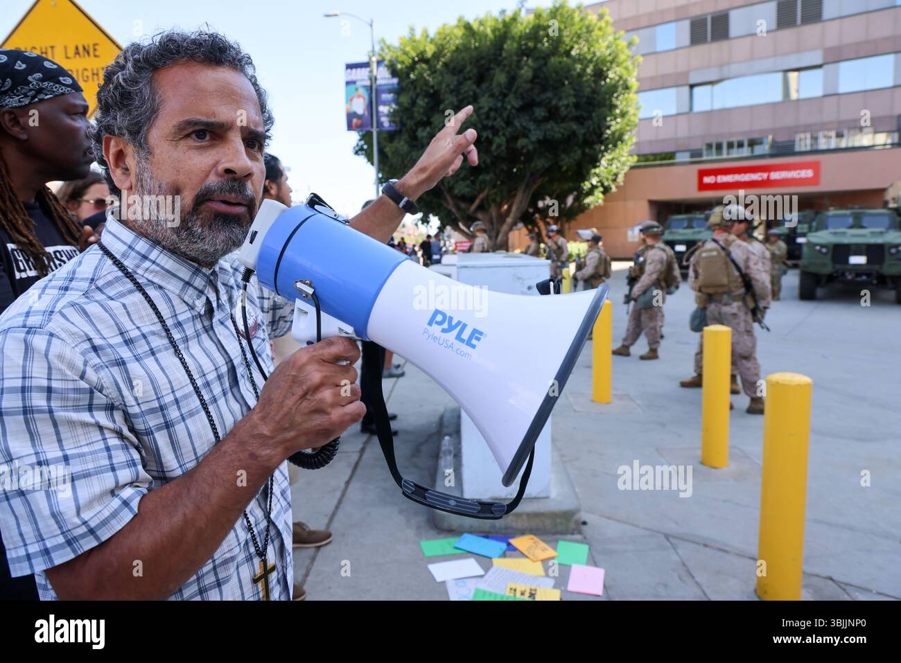 Los Angeles, CA, USA. Juni 2025. Guillermo Torres, Clergy & Laity United for Economic Justice (CLUE) ist Teil der Summer of Resistance Coalition, die Vatertagskarten für eingewanderte Häftlinge im Fed Building in LA am 3. Tag der 30-tägigen Aktion unter der Leitung von CLUE: Clergy und Laity United for Economic Justice erstellte und lieferte. Anführer interreligiöser Anführer von Indies hielten eine heilige Vatertag-Prozession in den Federal Buildings and Interention Center in Downtown LA ab und überreichten Vatertag-Karten an die Marines in der Hoffnung, dass sie sie an die Gefangenen im Gebäude hinter ihnen weitergeben. Aber das Ma Stockfoto