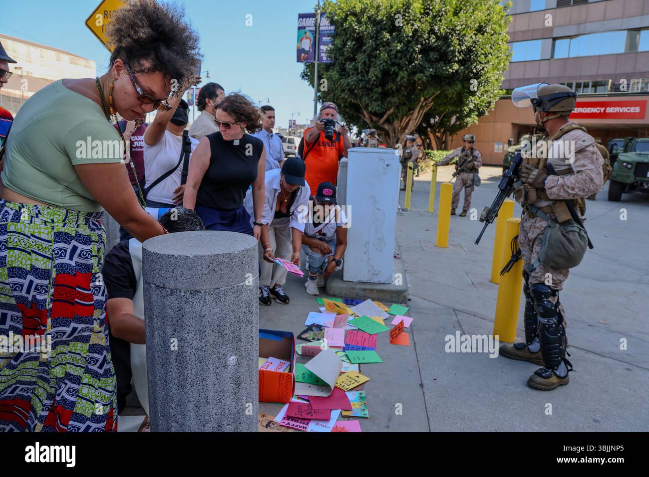 15. Juni 2025, Los Angeles, CA, USA: Summer of Resistance Coalition hat am dritten Tag der 30-tägigen Aktion unter der Leitung von CLUE: Clergy and Laity United for Economic Justice Vatertagskarten für inhaftierte Migranten im Fed Building in LA erstellt und geliefert. Sie befinden sich unter einem Zelt in der historischen Placita Olvera Downtown Los Angeles. Mit SEIU 721, Coalition for Humane Immigrant Rights Central American Resource Center (CARECEN-LA), dem Heart Department und weiteren Partnern. Anführer interreligiöser Anführer hielten eine heilige und feierliche Prozession zum Vatertag im Federal Buildings and Interention Center in Downtown LA, an ab Stockfoto
