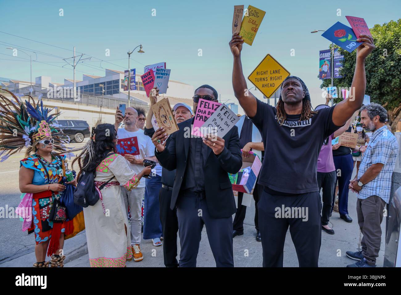 Los Angeles, CA, USA. Juni 2025. Guillermo Torres, Clergy & Laity United for Economic Justice (CLUE) ist Teil der Summer of Resistance Coalition, die Vatertagskarten für eingewanderte Häftlinge im Fed Building in LA am 3. Tag der 30-tägigen Aktion unter der Leitung von CLUE: Clergy und Laity United for Economic Justice erstellte und lieferte. Anführer interreligiöser Anführer von Indies hielten eine heilige Vatertag-Prozession in den Federal Buildings and Interention Center in Downtown LA ab und überreichten Vatertag-Karten an die Marines in der Hoffnung, dass sie sie an die Gefangenen im Gebäude hinter ihnen weitergeben. Aber das Ma Stockfoto