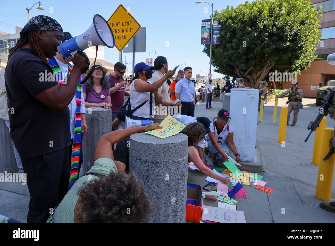15. Juni 2025, Los Angeles, CA, USA: Summer of Resistance Coalition hat am dritten Tag der 30-tägigen Aktion unter der Leitung von CLUE: Clergy and Laity United for Economic Justice Vatertagskarten für inhaftierte Migranten im Fed Building in LA erstellt und geliefert. Sie befinden sich unter einem Zelt in der historischen Placita Olvera Downtown Los Angeles. Mit SEIU 721, Coalition for Humane Immigrant Rights Central American Resource Center (CARECEN-LA), dem Heart Department und weiteren Partnern. Anführer interreligiöser Anführer hielten eine heilige und feierliche Prozession zum Vatertag im Federal Buildings and Interention Center in Downtown LA, an ab Stockfoto