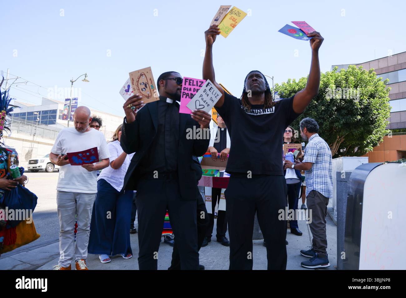 Los Angeles, CA, USA. Juni 2025. Guillermo Torres, Clergy & Laity United for Economic Justice (CLUE) ist Teil der Summer of Resistance Coalition, die Vatertagskarten für eingewanderte Häftlinge im Fed Building in LA am 3. Tag der 30-tägigen Aktion unter der Leitung von CLUE: Clergy und Laity United for Economic Justice erstellte und lieferte. Anführer interreligiöser Anführer von Indies hielten eine heilige Vatertag-Prozession in den Federal Buildings and Interention Center in Downtown LA ab und überreichten Vatertag-Karten an die Marines in der Hoffnung, dass sie sie an die Gefangenen im Gebäude hinter ihnen weitergeben. Aber das Ma Stockfoto