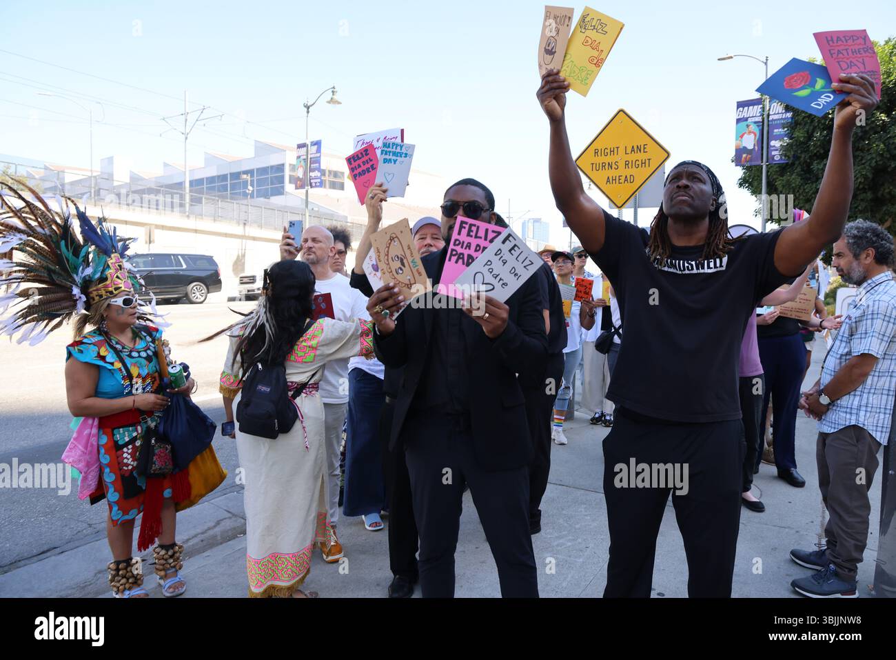 Los Angeles, CA, USA. Juni 2025. Guillermo Torres, Clergy & Laity United for Economic Justice (CLUE) ist Teil der Summer of Resistance Coalition, die Vatertagskarten für eingewanderte Häftlinge im Fed Building in LA am 3. Tag der 30-tägigen Aktion unter der Leitung von CLUE: Clergy und Laity United for Economic Justice erstellte und lieferte. Anführer interreligiöser Anführer von Indies hielten eine heilige Vatertag-Prozession in den Federal Buildings and Interention Center in Downtown LA ab und überreichten Vatertag-Karten an die Marines in der Hoffnung, dass sie sie an die Gefangenen im Gebäude hinter ihnen weitergeben. Aber das Ma Stockfoto