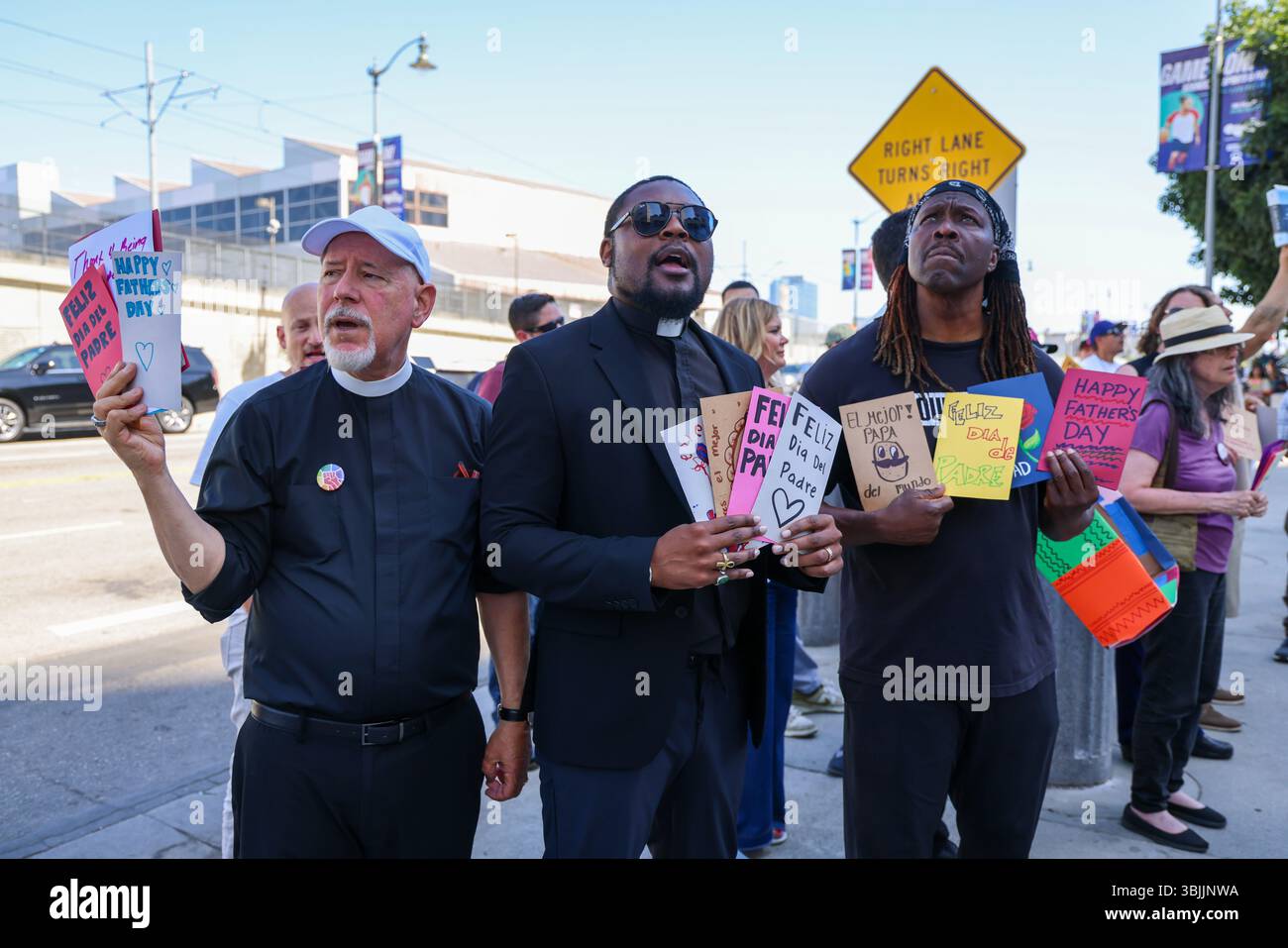 15. Juni 2025, Los Angeles, CA, USA: Summer of Resistance Coalition hat am dritten Tag der 30-tägigen Aktion unter der Leitung von CLUE: Clergy and Laity United for Economic Justice Vatertagskarten für inhaftierte Migranten im Fed Building in LA erstellt und geliefert. Sie befinden sich unter einem Zelt in der historischen Placita Olvera Downtown Los Angeles. Mit SEIU 721, Coalition for Humane Immigrant Rights Central American Resource Center (CARECEN-LA), dem Heart Department und weiteren Partnern. Anführer interreligiöser Anführer hielten eine heilige und feierliche Prozession zum Vatertag im Federal Buildings and Interention Center in Downtown LA, an ab Stockfoto