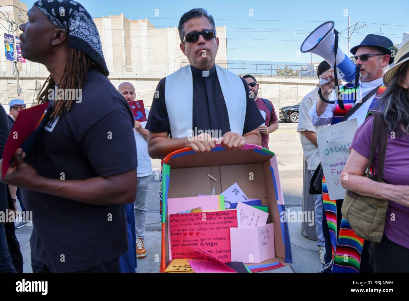 Los Angeles, CA, USA. Juni 2025. Guillermo Torres, Clergy & Laity United for Economic Justice (CLUE) ist Teil der Summer of Resistance Coalition, die Vatertagskarten für eingewanderte Häftlinge im Fed Building in LA am 3. Tag der 30-tägigen Aktion unter der Leitung von CLUE: Clergy und Laity United for Economic Justice erstellte und lieferte. Anführer interreligiöser Anführer von Indies hielten eine heilige Vatertag-Prozession in den Federal Buildings and Interention Center in Downtown LA ab und überreichten Vatertag-Karten an die Marines in der Hoffnung, dass sie sie an die Gefangenen im Gebäude hinter ihnen weitergeben. Aber das Ma Stockfoto