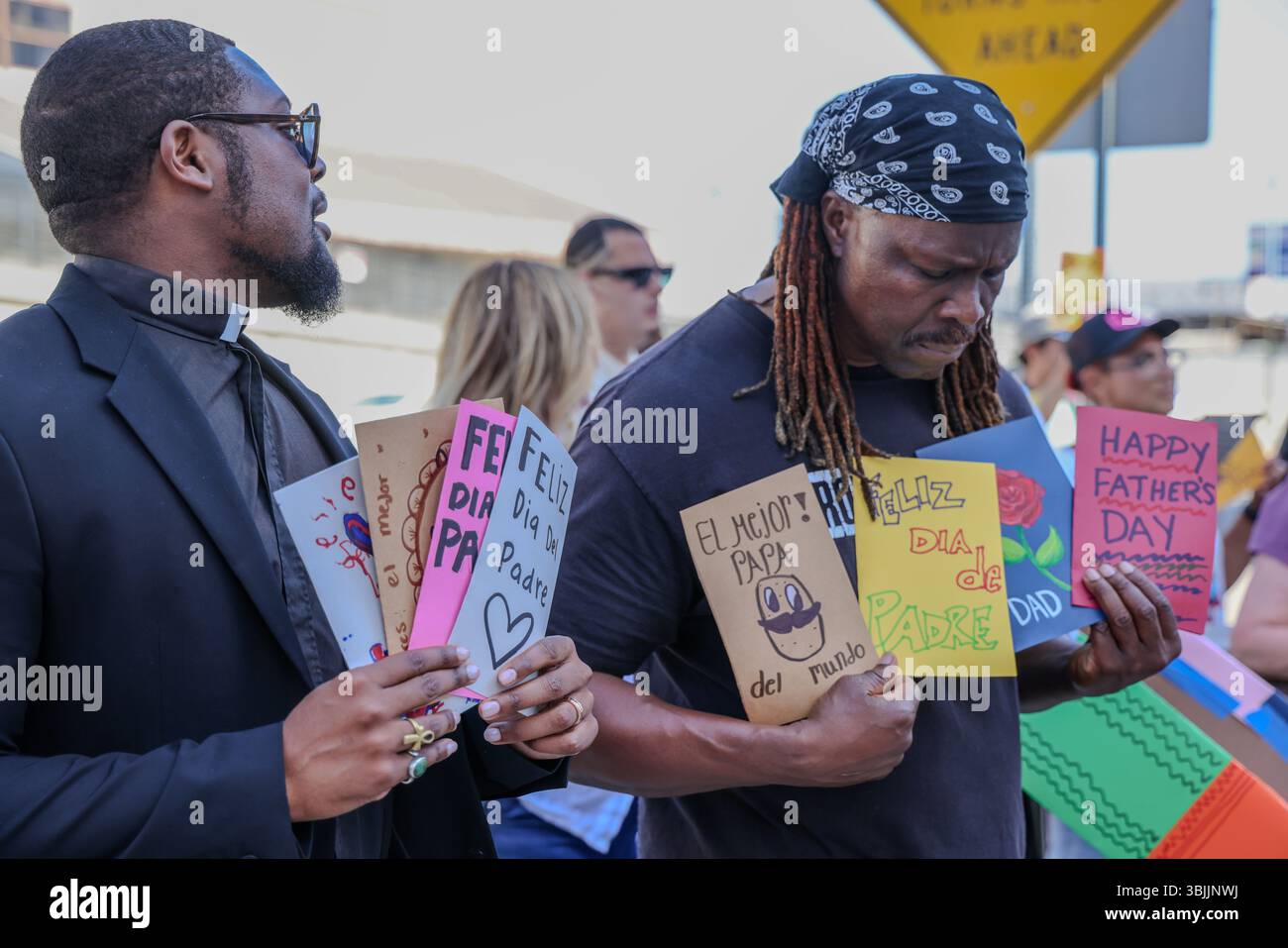 15. Juni 2025, Los Angeles, CA, USA: Summer of Resistance Coalition hat am dritten Tag der 30-tägigen Aktion unter der Leitung von CLUE: Clergy and Laity United for Economic Justice Vatertagskarten für inhaftierte Migranten im Fed Building in LA erstellt und geliefert. Sie befinden sich unter einem Zelt in der historischen Placita Olvera Downtown Los Angeles. Mit SEIU 721, Coalition for Humane Immigrant Rights Central American Resource Center (CARECEN-LA), dem Heart Department und weiteren Partnern. Anführer interreligiöser Anführer hielten eine heilige und feierliche Prozession zum Vatertag im Federal Buildings and Interention Center in Downtown LA, an ab Stockfoto