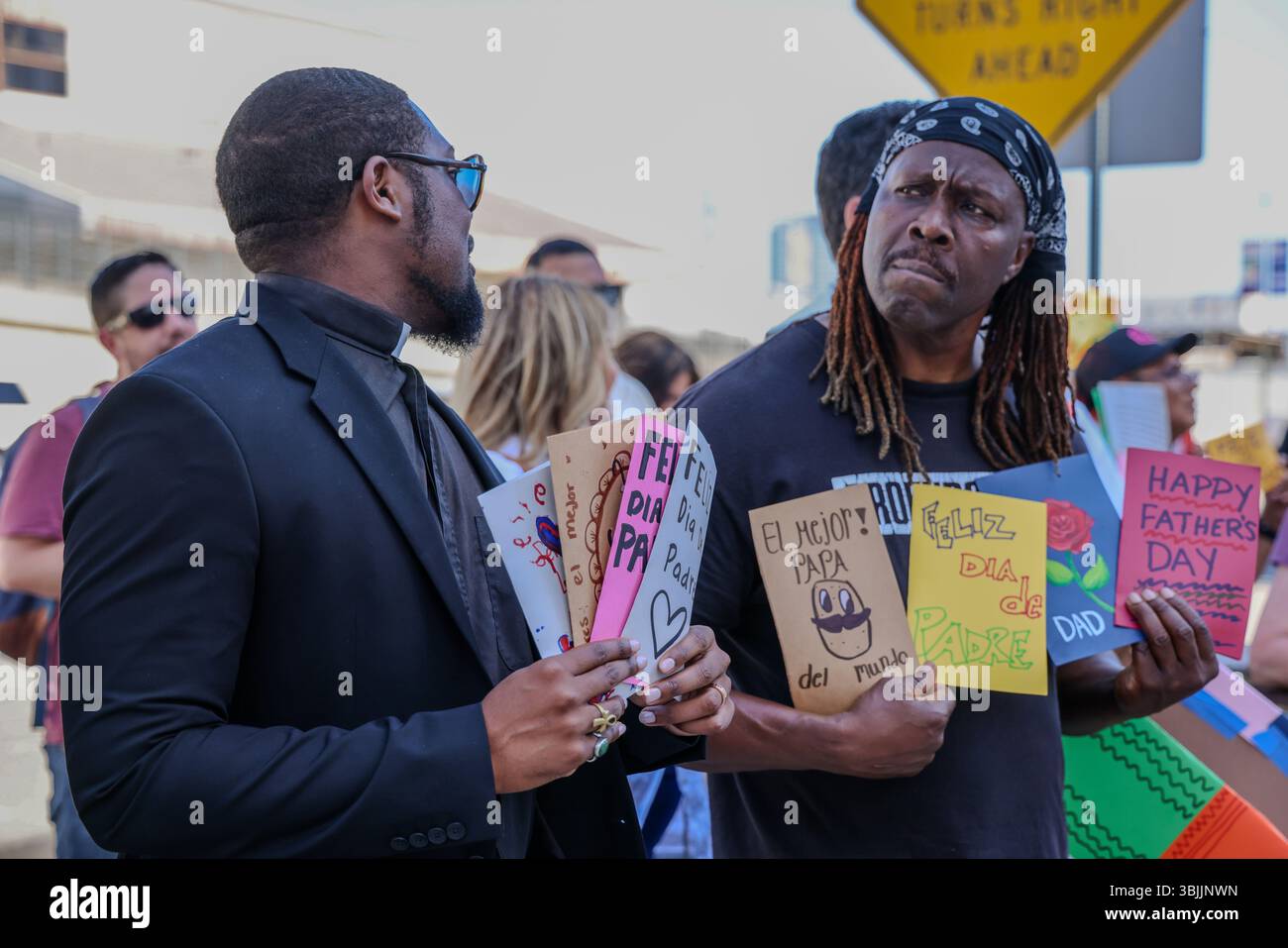 15. Juni 2025, Los Angeles, CA, USA: Summer of Resistance Coalition hat am dritten Tag der 30-tägigen Aktion unter der Leitung von CLUE: Clergy and Laity United for Economic Justice Vatertagskarten für inhaftierte Migranten im Fed Building in LA erstellt und geliefert. Sie befinden sich unter einem Zelt in der historischen Placita Olvera Downtown Los Angeles. Mit SEIU 721, Coalition for Humane Immigrant Rights Central American Resource Center (CARECEN-LA), dem Heart Department und weiteren Partnern. Anführer interreligiöser Anführer hielten eine heilige und feierliche Prozession zum Vatertag im Federal Buildings and Interention Center in Downtown LA, an ab Stockfoto