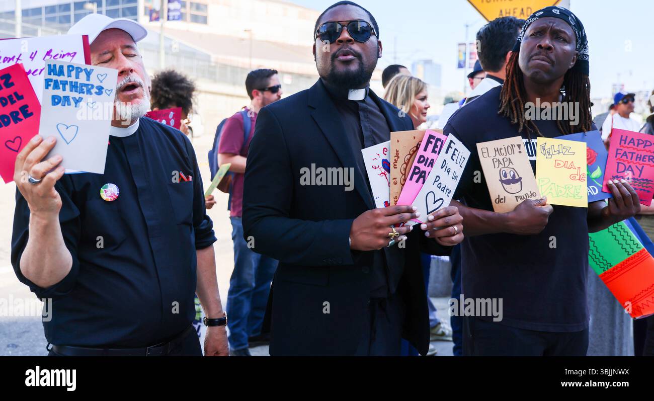 15. Juni 2025, Los Angeles, CA, USA: Summer of Resistance Coalition hat am dritten Tag der 30-tägigen Aktion unter der Leitung von CLUE: Clergy and Laity United for Economic Justice Vatertagskarten für inhaftierte Migranten im Fed Building in LA erstellt und geliefert. Sie befinden sich unter einem Zelt in der historischen Placita Olvera Downtown Los Angeles. Mit SEIU 721, Coalition for Humane Immigrant Rights Central American Resource Center (CARECEN-LA), dem Heart Department und weiteren Partnern. Anführer interreligiöser Anführer hielten eine heilige und feierliche Prozession zum Vatertag im Federal Buildings and Interention Center in Downtown LA, an ab Stockfoto