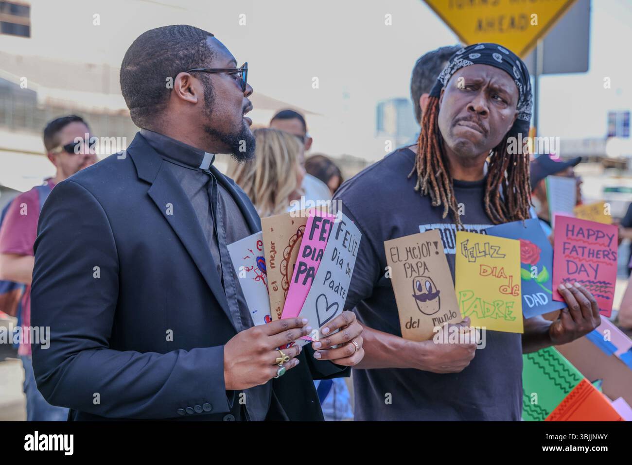 15. Juni 2025, Los Angeles, CA, USA: Summer of Resistance Coalition hat am dritten Tag der 30-tägigen Aktion unter der Leitung von CLUE: Clergy and Laity United for Economic Justice Vatertagskarten für inhaftierte Migranten im Fed Building in LA erstellt und geliefert. Sie befinden sich unter einem Zelt in der historischen Placita Olvera Downtown Los Angeles. Mit SEIU 721, Coalition for Humane Immigrant Rights Central American Resource Center (CARECEN-LA), dem Heart Department und weiteren Partnern. Anführer interreligiöser Anführer hielten eine heilige und feierliche Prozession zum Vatertag im Federal Buildings and Interention Center in Downtown LA, an ab Stockfoto