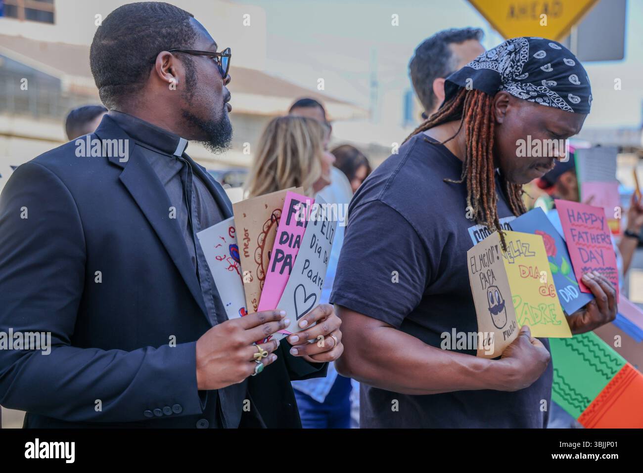 15. Juni 2025, Los Angeles, CA, USA: Summer of Resistance Coalition hat am dritten Tag der 30-tägigen Aktion unter der Leitung von CLUE: Clergy and Laity United for Economic Justice Vatertagskarten für inhaftierte Migranten im Fed Building in LA erstellt und geliefert. Sie befinden sich unter einem Zelt in der historischen Placita Olvera Downtown Los Angeles. Mit SEIU 721, Coalition for Humane Immigrant Rights Central American Resource Center (CARECEN-LA), dem Heart Department und weiteren Partnern. Anführer interreligiöser Anführer hielten eine heilige und feierliche Prozession zum Vatertag im Federal Buildings and Interention Center in Downtown LA, an ab Stockfoto