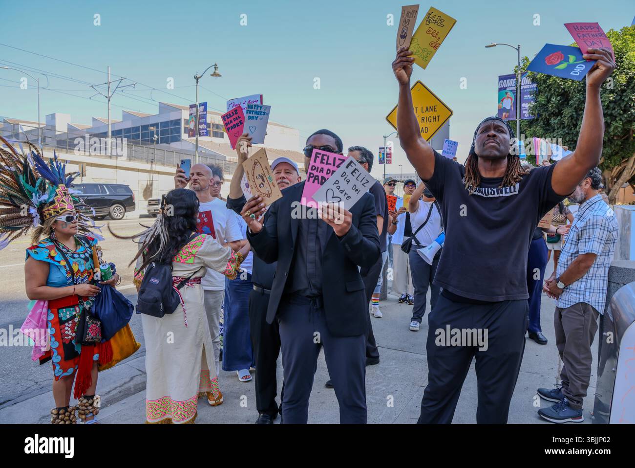 Los Angeles, CA, USA. Juni 2025. Guillermo Torres, Clergy & Laity United for Economic Justice (CLUE) ist Teil der Summer of Resistance Coalition, die Vatertagskarten für eingewanderte Häftlinge im Fed Building in LA am 3. Tag der 30-tägigen Aktion unter der Leitung von CLUE: Clergy und Laity United for Economic Justice erstellte und lieferte. Anführer interreligiöser Anführer von Indies hielten eine heilige Vatertag-Prozession in den Federal Buildings and Interention Center in Downtown LA ab und überreichten Vatertag-Karten an die Marines in der Hoffnung, dass sie sie an die Gefangenen im Gebäude hinter ihnen weitergeben. Aber das Ma Stockfoto