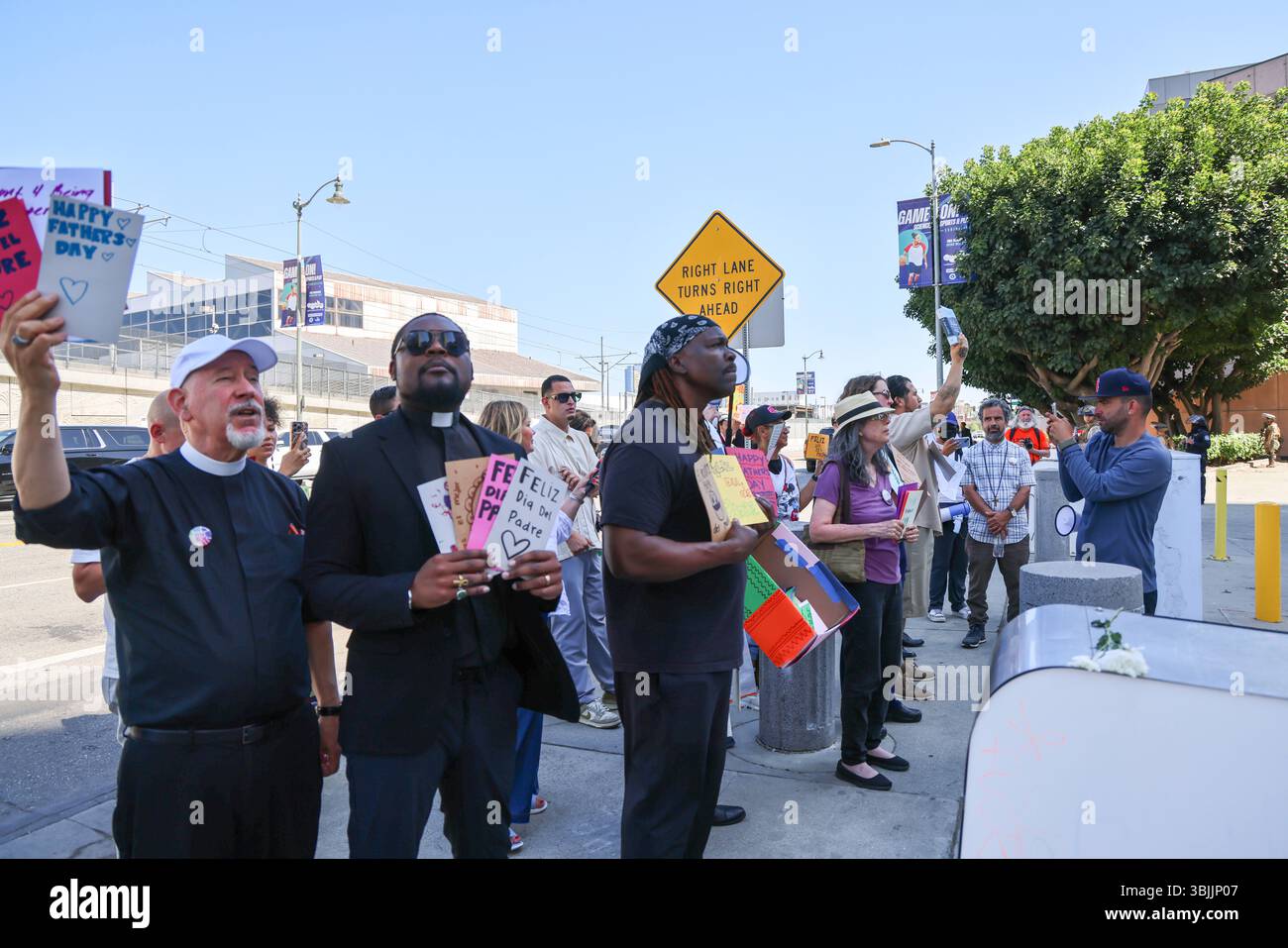 15. Juni 2025, Los Angeles, CA, USA: Summer of Resistance Coalition hat am dritten Tag der 30-tägigen Aktion unter der Leitung von CLUE: Clergy and Laity United for Economic Justice Vatertagskarten für inhaftierte Migranten im Fed Building in LA erstellt und geliefert. Sie befinden sich unter einem Zelt in der historischen Placita Olvera Downtown Los Angeles. Mit SEIU 721, Coalition for Humane Immigrant Rights Central American Resource Center (CARECEN-LA), dem Heart Department und weiteren Partnern. Anführer interreligiöser Anführer hielten eine heilige und feierliche Prozession zum Vatertag im Federal Buildings and Interention Center in Downtown LA, an ab Stockfoto