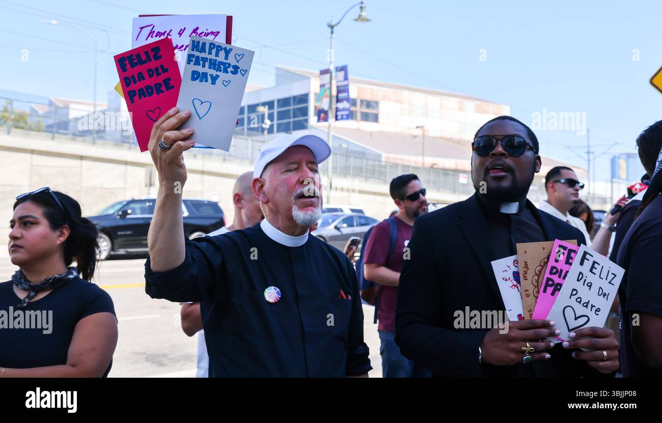 15. Juni 2025, Los Angeles, CA, USA: Summer of Resistance Coalition hat am dritten Tag der 30-tägigen Aktion unter der Leitung von CLUE: Clergy and Laity United for Economic Justice Vatertagskarten für inhaftierte Migranten im Fed Building in LA erstellt und geliefert. Sie befinden sich unter einem Zelt in der historischen Placita Olvera Downtown Los Angeles. Mit SEIU 721, Coalition for Humane Immigrant Rights Central American Resource Center (CARECEN-LA), dem Heart Department und weiteren Partnern. Anführer interreligiöser Anführer hielten eine heilige und feierliche Prozession zum Vatertag im Federal Buildings and Interention Center in Downtown LA, an ab Stockfoto