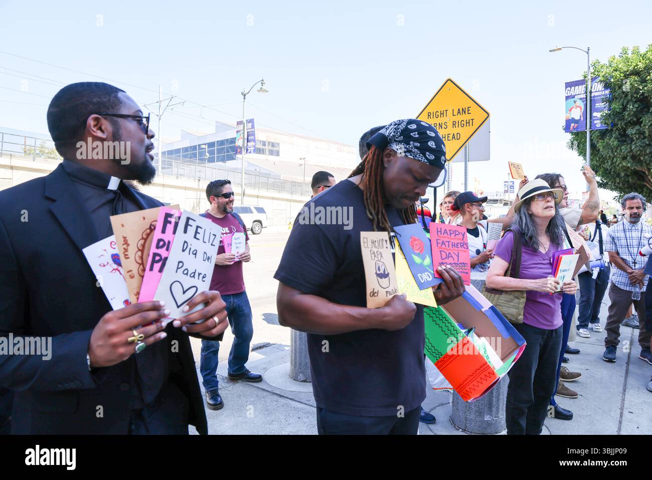 15. Juni 2025, Los Angeles, CA, USA: Summer of Resistance Coalition hat am dritten Tag der 30-tägigen Aktion unter der Leitung von CLUE: Clergy and Laity United for Economic Justice Vatertagskarten für inhaftierte Migranten im Fed Building in LA erstellt und geliefert. Sie befinden sich unter einem Zelt in der historischen Placita Olvera Downtown Los Angeles. Mit SEIU 721, Coalition for Humane Immigrant Rights Central American Resource Center (CARECEN-LA), dem Heart Department und weiteren Partnern. Anführer interreligiöser Anführer hielten eine heilige und feierliche Prozession zum Vatertag im Federal Buildings and Interention Center in Downtown LA, an ab Stockfoto