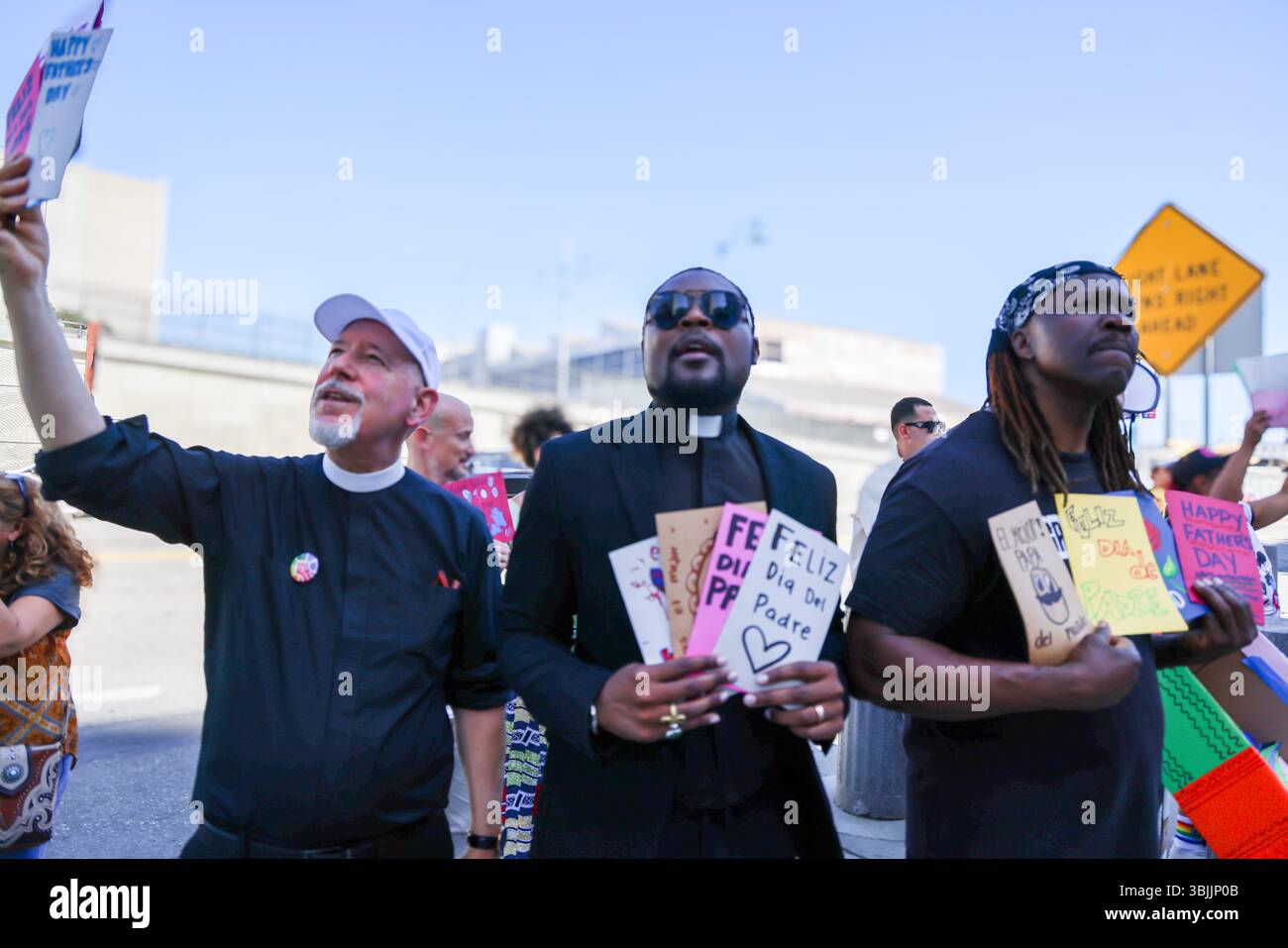 15. Juni 2025, Los Angeles, CA, USA: Summer of Resistance Coalition hat am dritten Tag der 30-tägigen Aktion unter der Leitung von CLUE: Clergy and Laity United for Economic Justice Vatertagskarten für inhaftierte Migranten im Fed Building in LA erstellt und geliefert. Sie befinden sich unter einem Zelt in der historischen Placita Olvera Downtown Los Angeles. Mit SEIU 721, Coalition for Humane Immigrant Rights Central American Resource Center (CARECEN-LA), dem Heart Department und weiteren Partnern. Anführer interreligiöser Anführer hielten eine heilige und feierliche Prozession zum Vatertag im Federal Buildings and Interention Center in Downtown LA, an ab Stockfoto